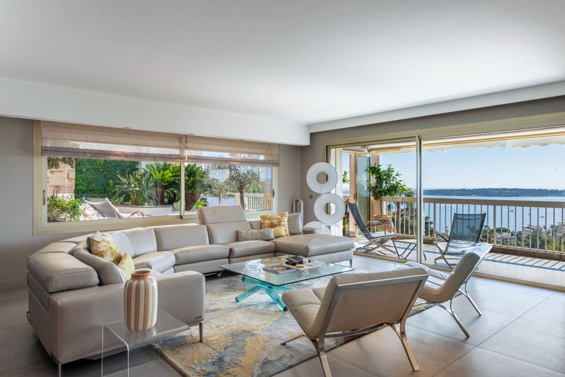 luxury apartment 4 Rooms for sale on CANNES (06400)