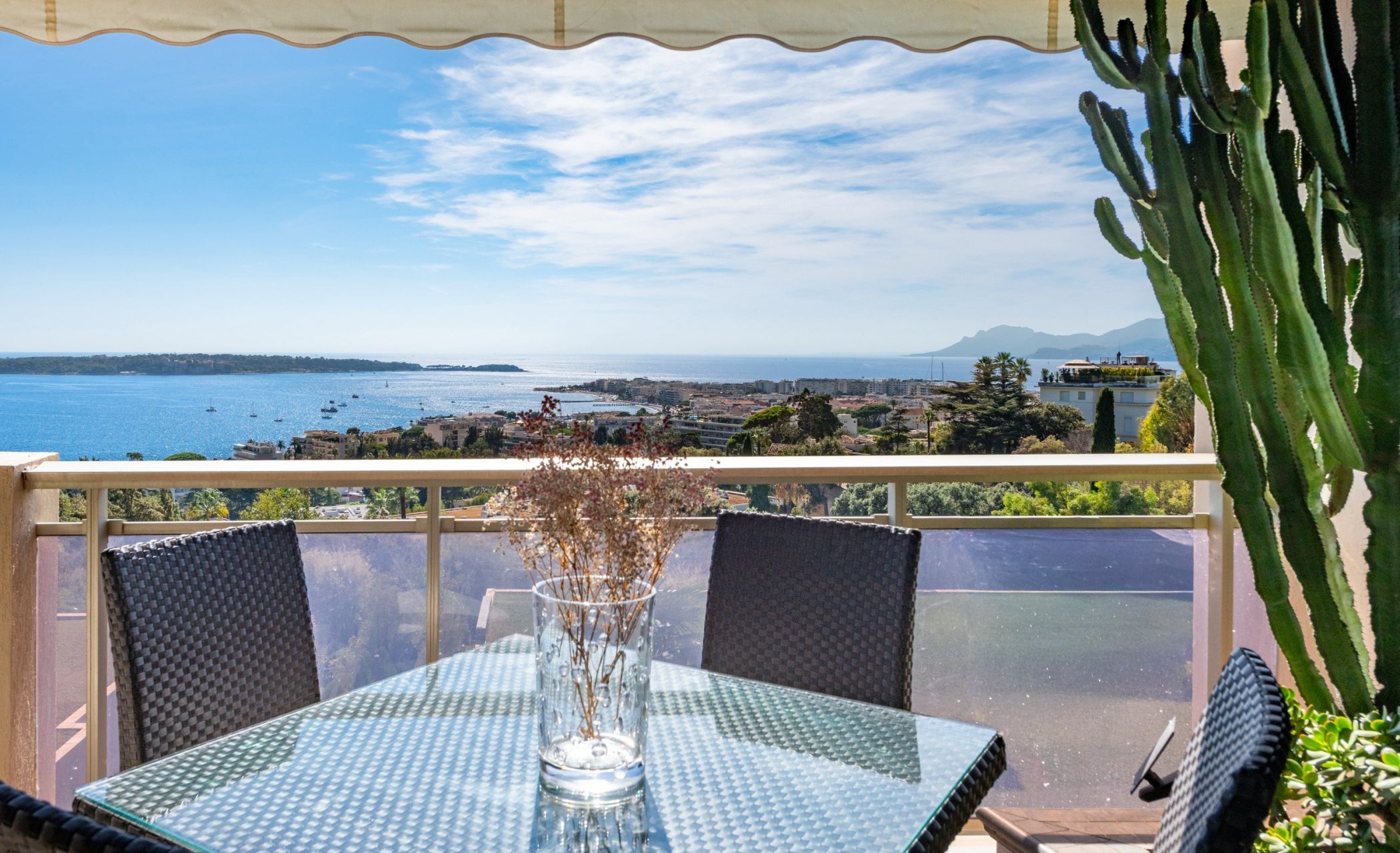 luxury apartment 4 Rooms for sale on CANNES (06400)