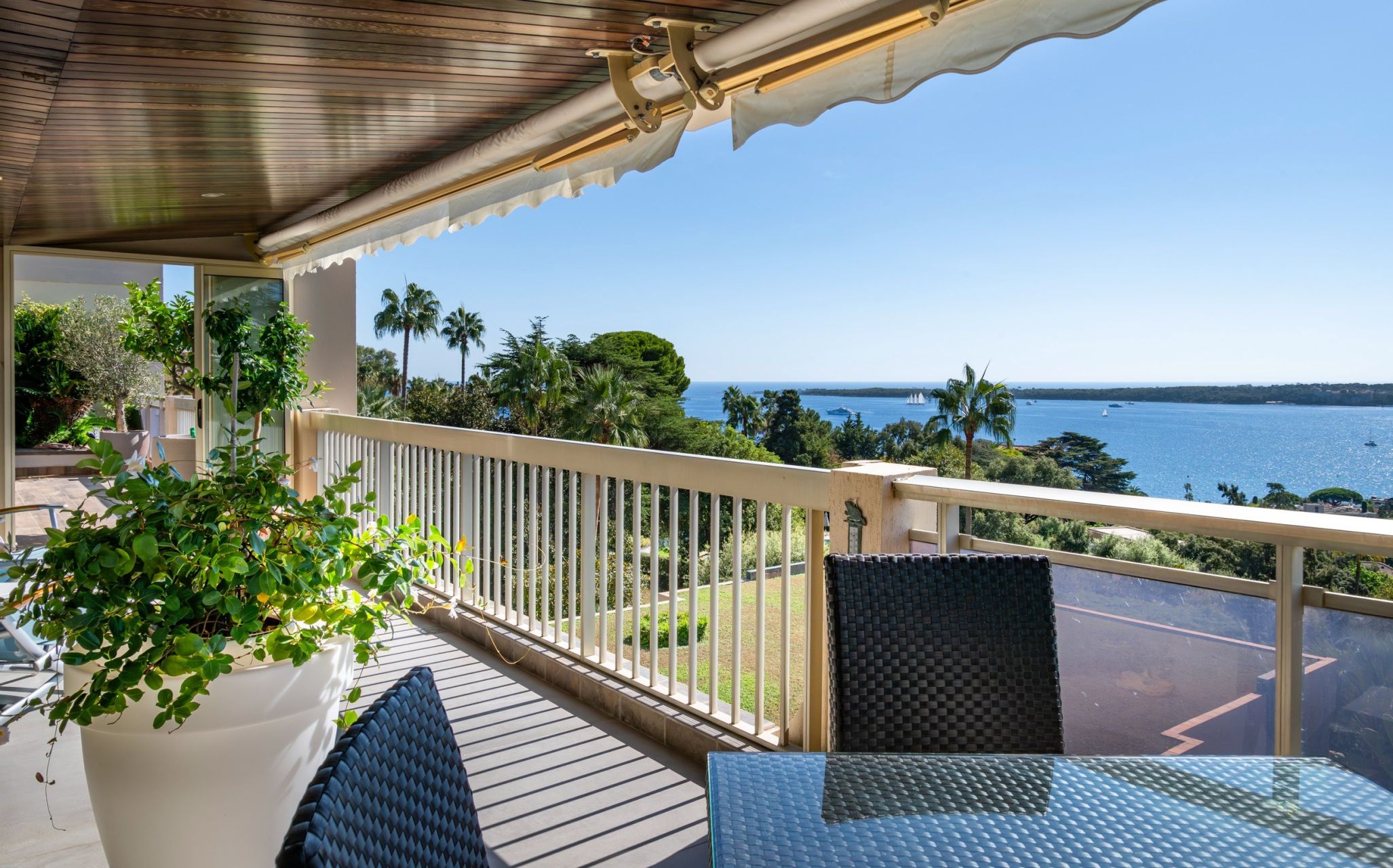 luxury apartment 4 Rooms for sale on CANNES (06400)