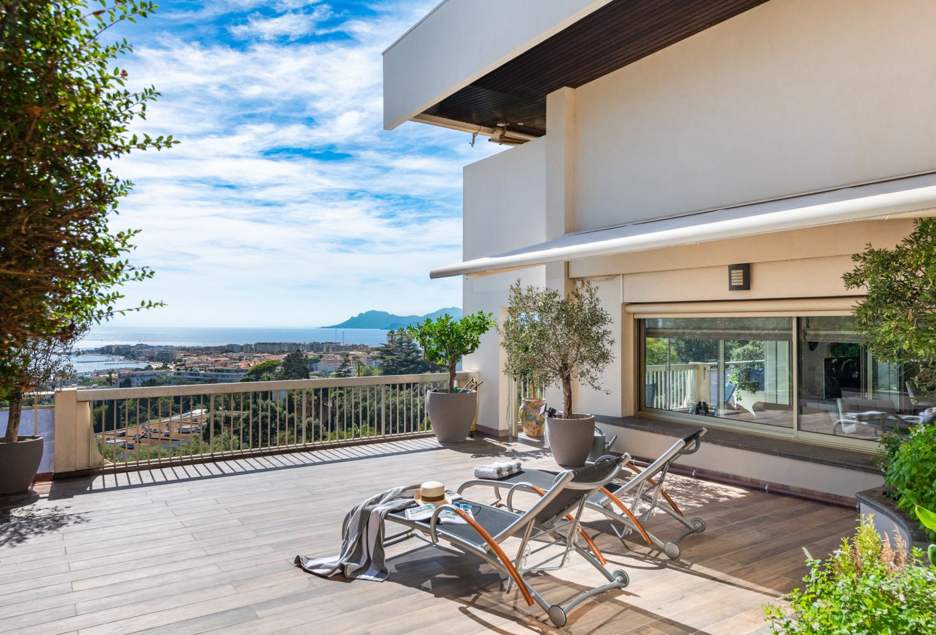 luxury apartment 4 Rooms for sale on CANNES (06400)
