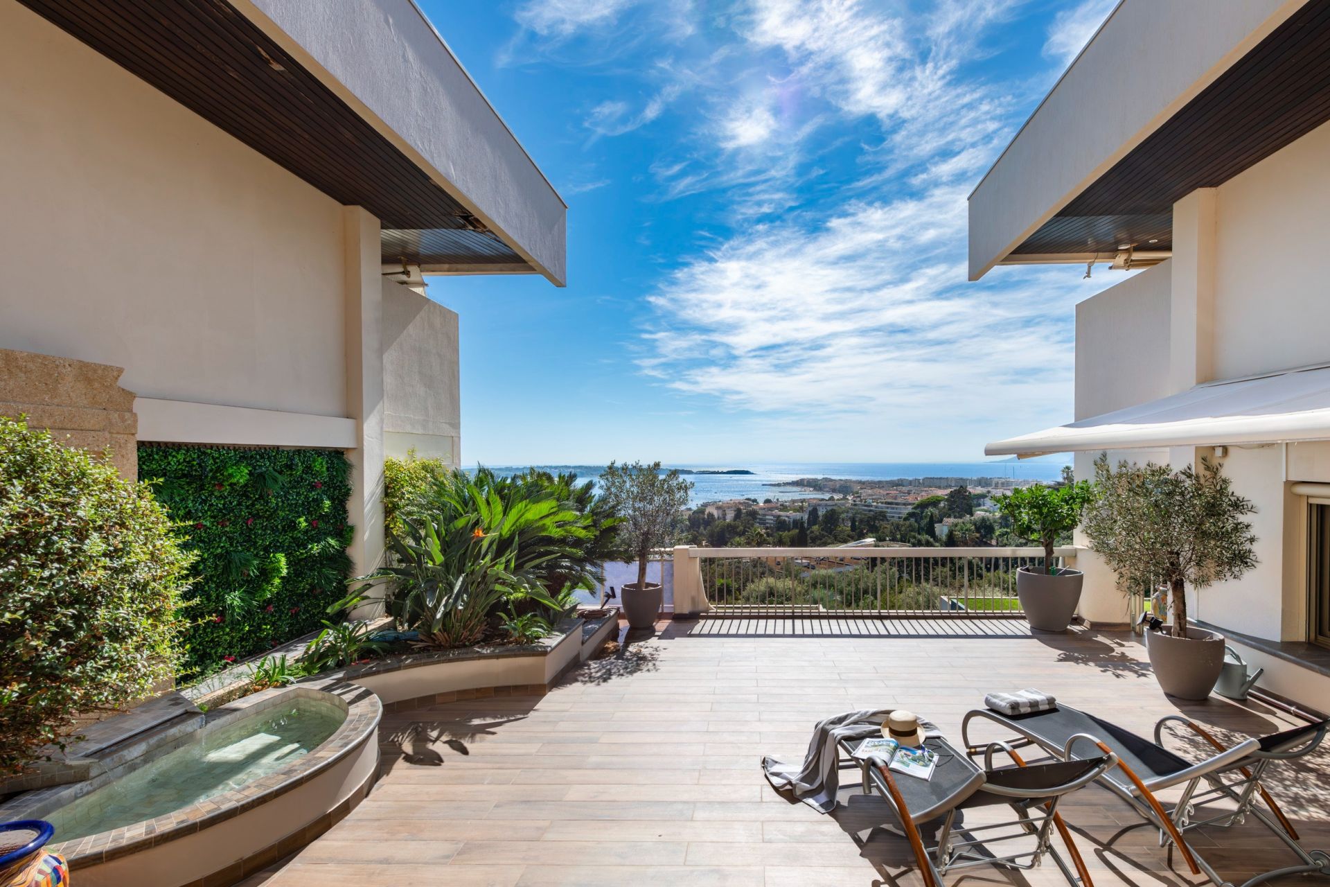 luxury apartment 4 Rooms for sale on CANNES (06400)