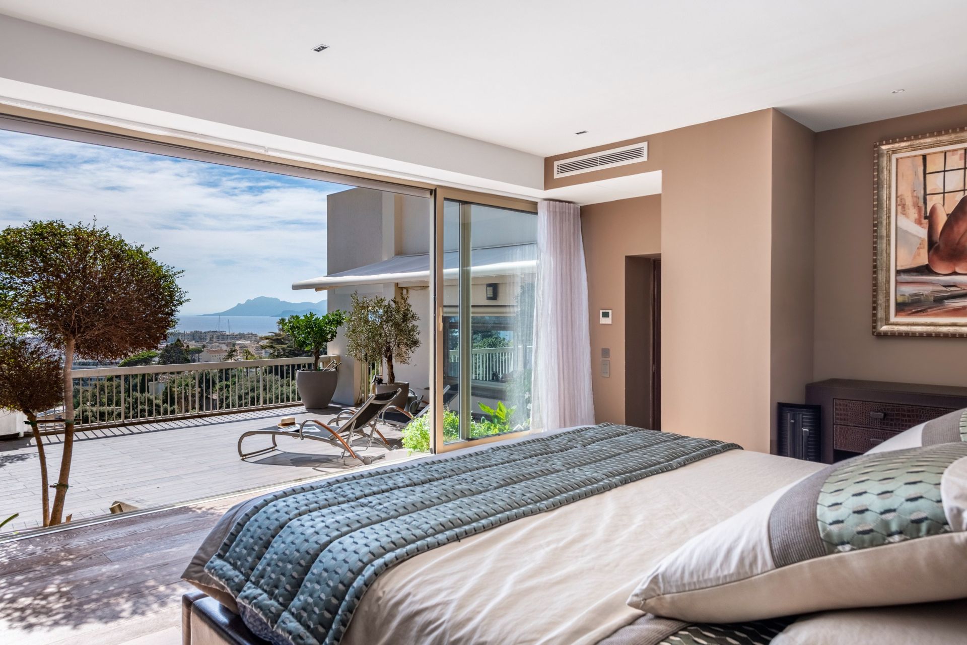 luxury apartment 4 Rooms for sale on CANNES (06400)