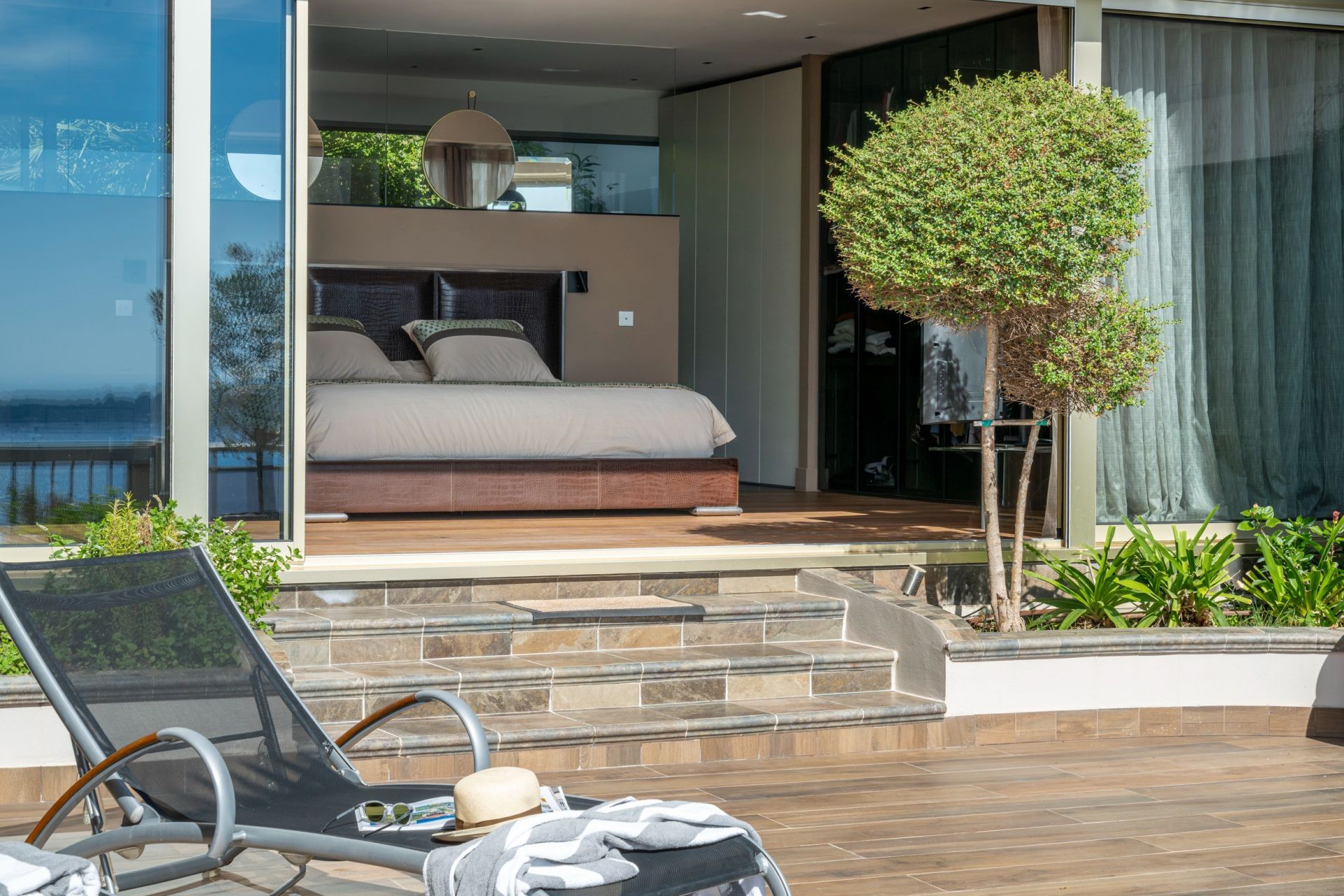 luxury apartment 4 Rooms for sale on CANNES (06400)