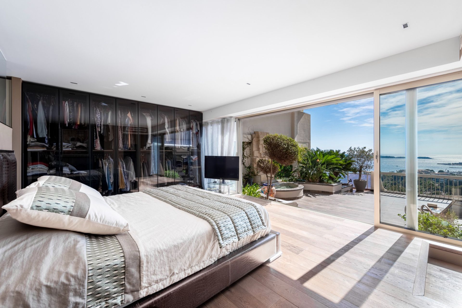 luxury apartment 4 Rooms for sale on CANNES (06400)