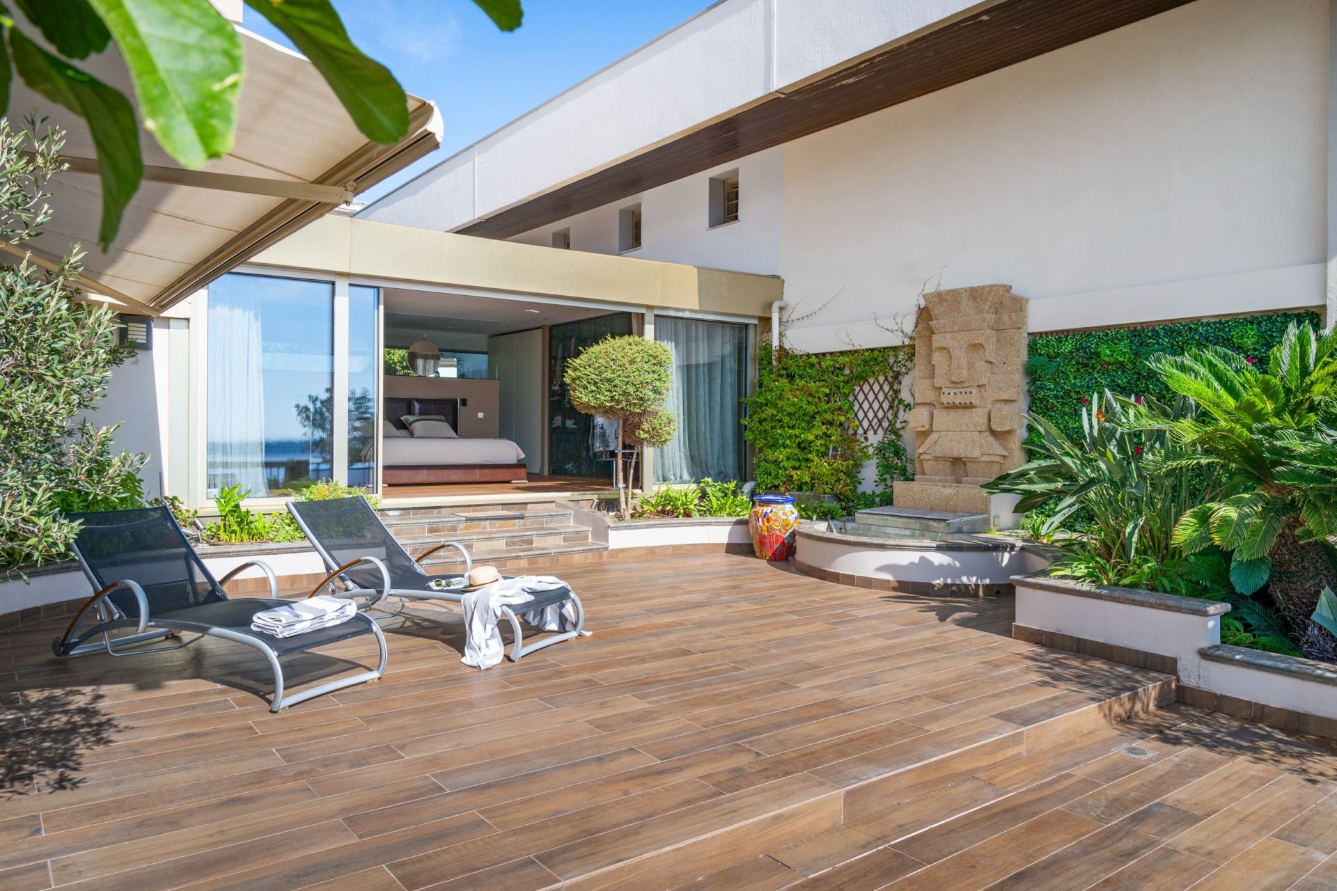 luxury apartment 4 Rooms for sale on CANNES (06400)