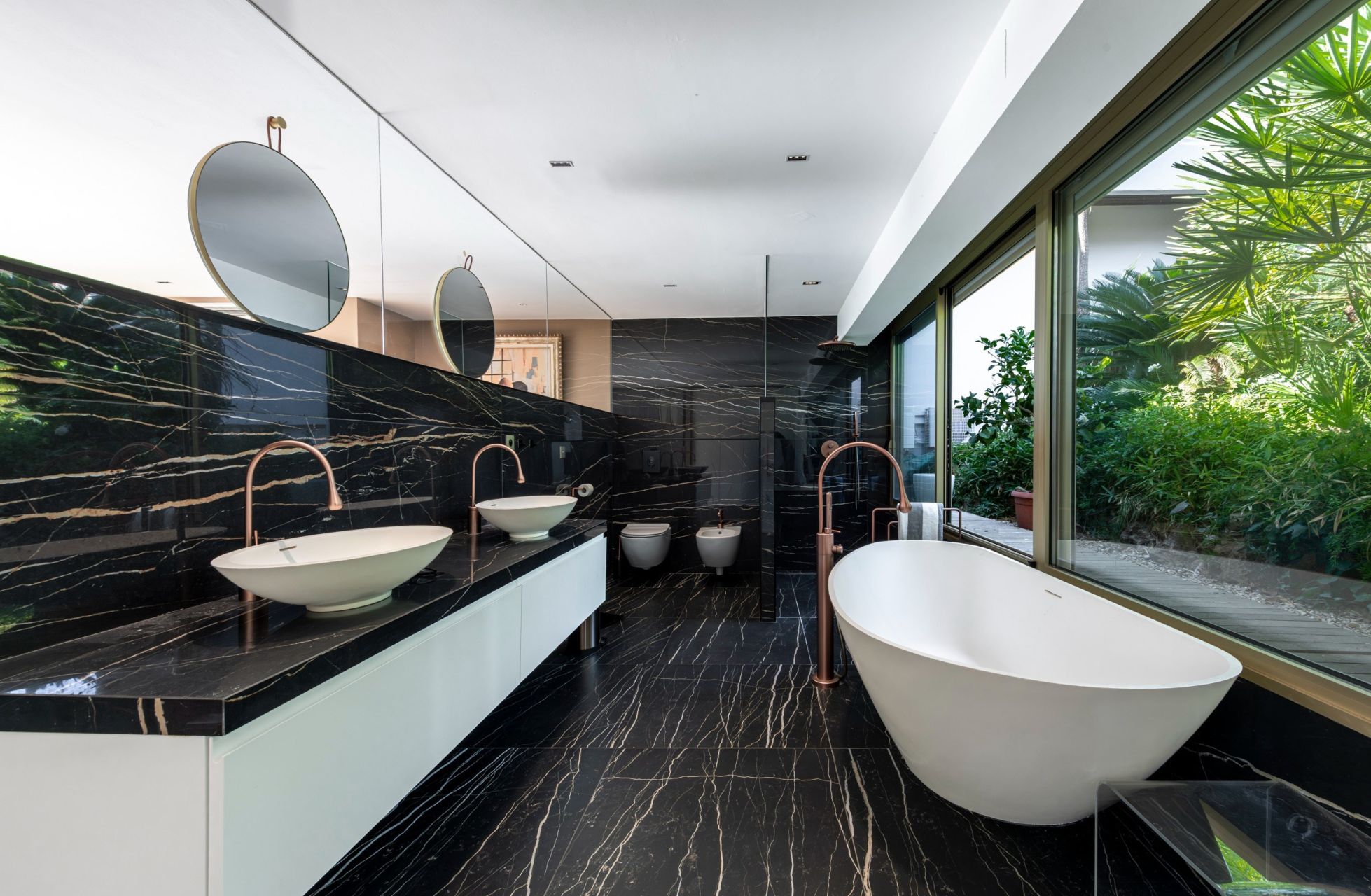 luxury apartment 4 Rooms for sale on CANNES (06400)