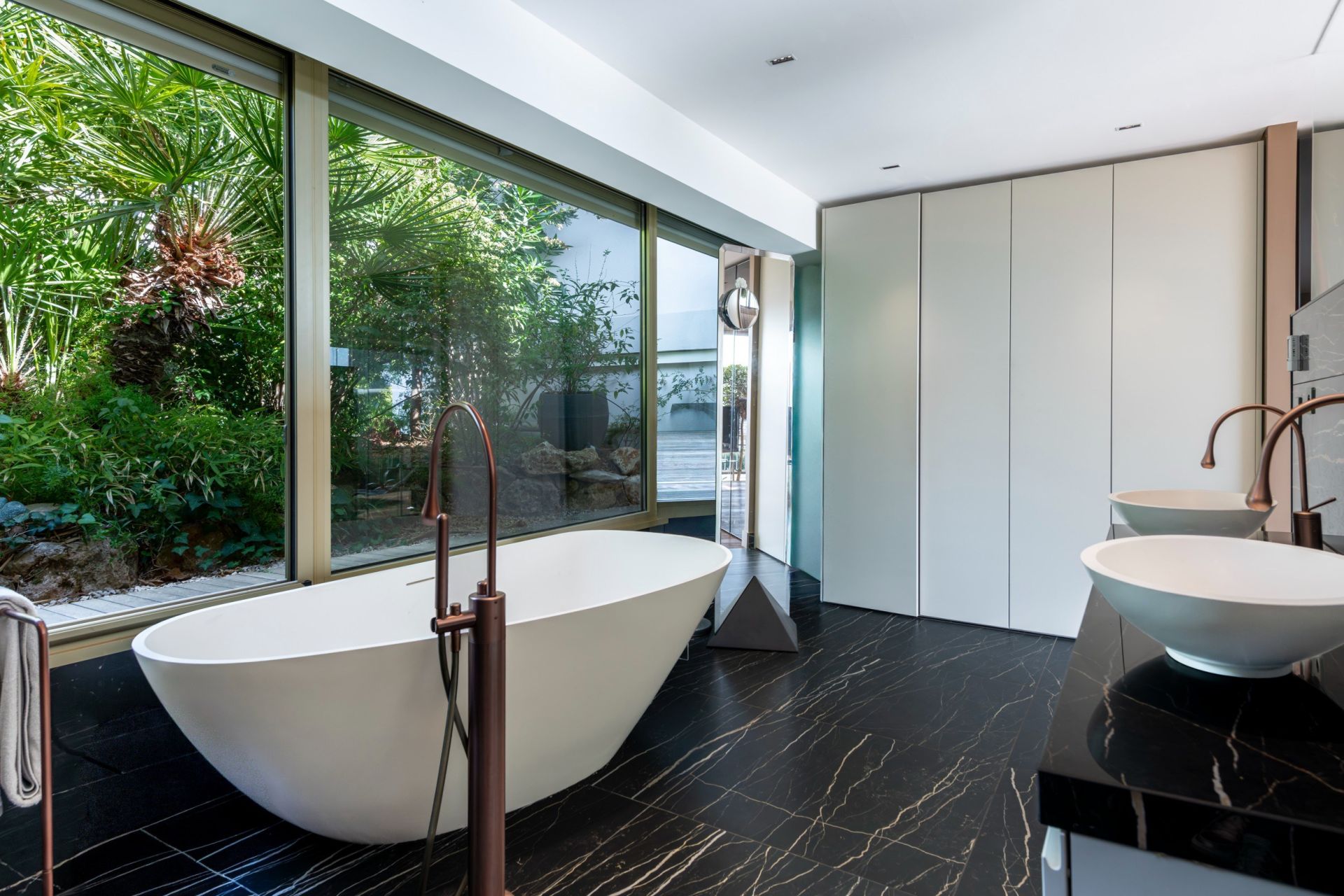 luxury apartment 4 Rooms for sale on CANNES (06400)