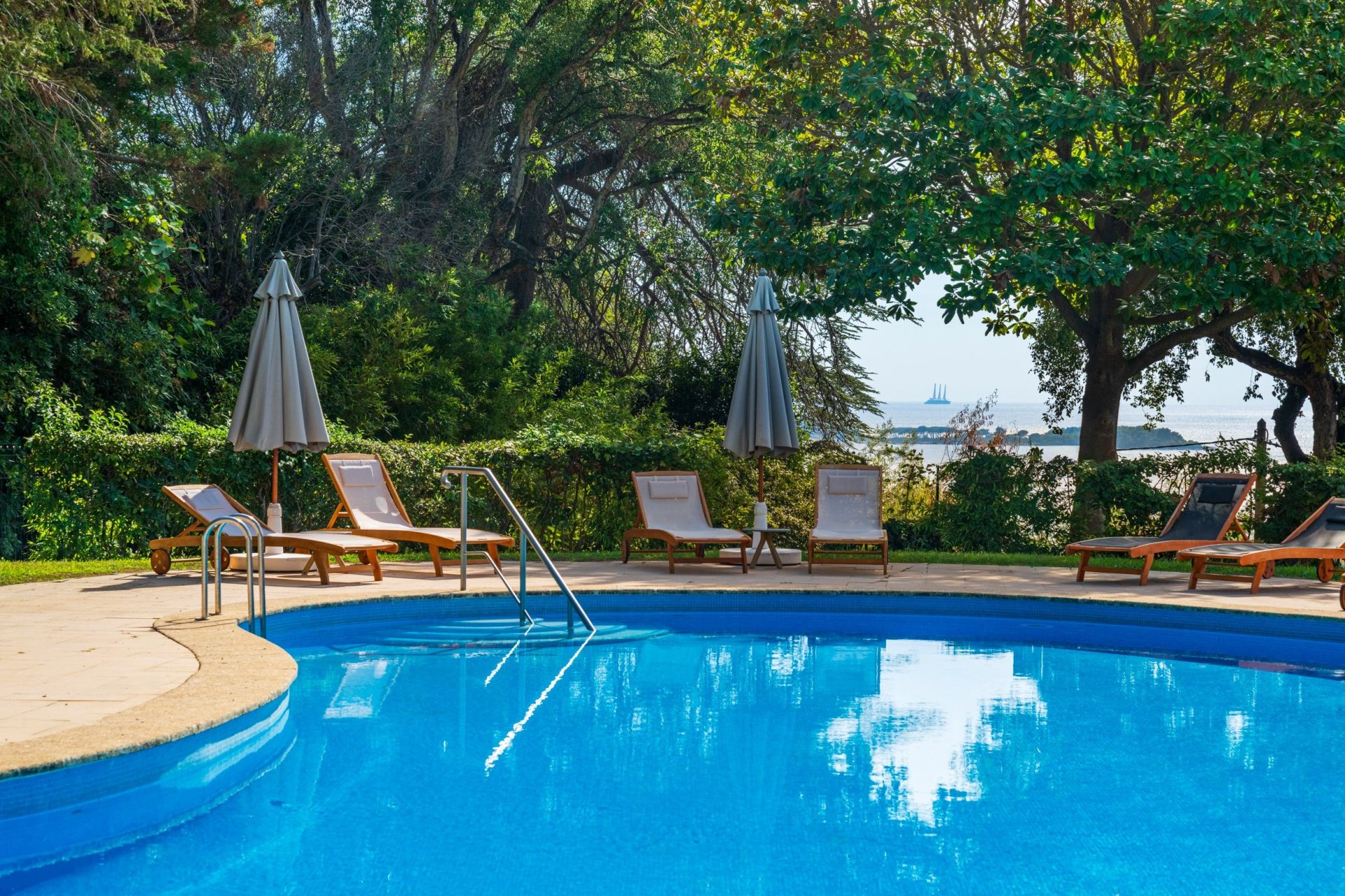 luxury apartment 4 Rooms for sale on CANNES (06400)