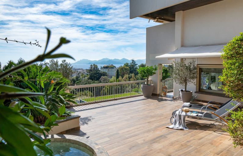 luxury apartment 4 Rooms for sale on CANNES (06400)
