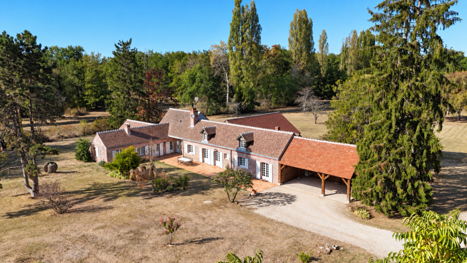 luxury house 10 Rooms for sale on MARCILLY EN VILLETTE (45240)