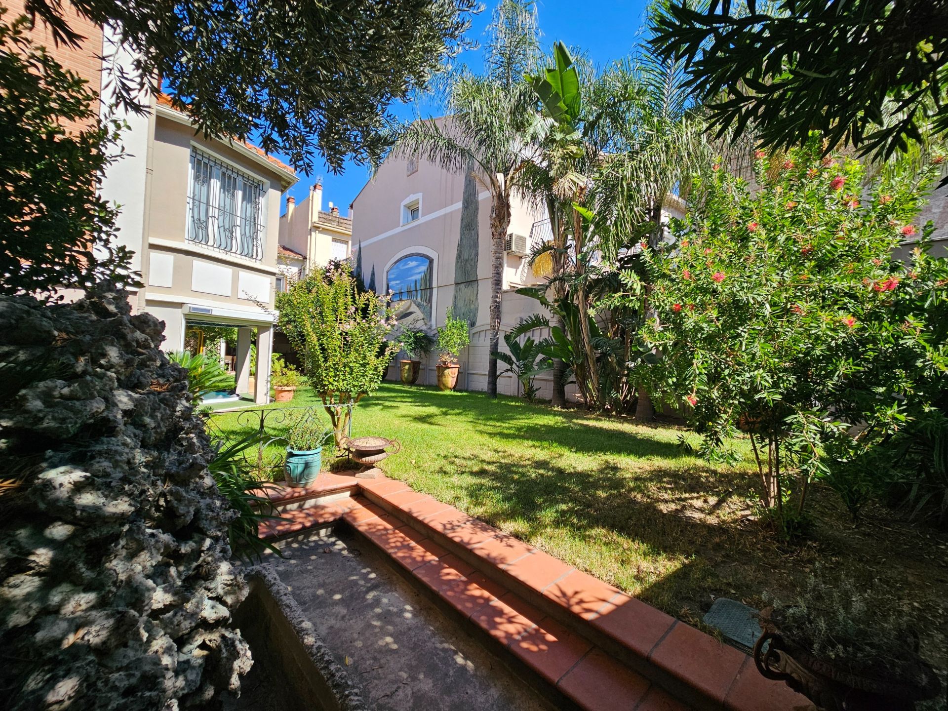 luxury house 6 Rooms for sale on PERPIGNAN (66000)