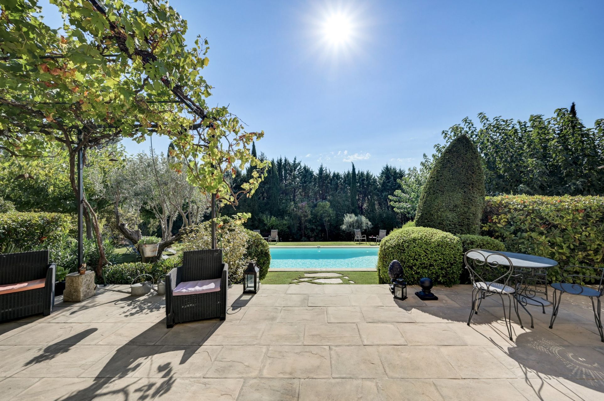 luxury house 8 Rooms for sale on CABRIES (13480)
