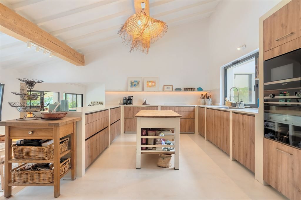 luxury provencale house 6 Rooms for sale on ST PAUL EN FORET (83440)