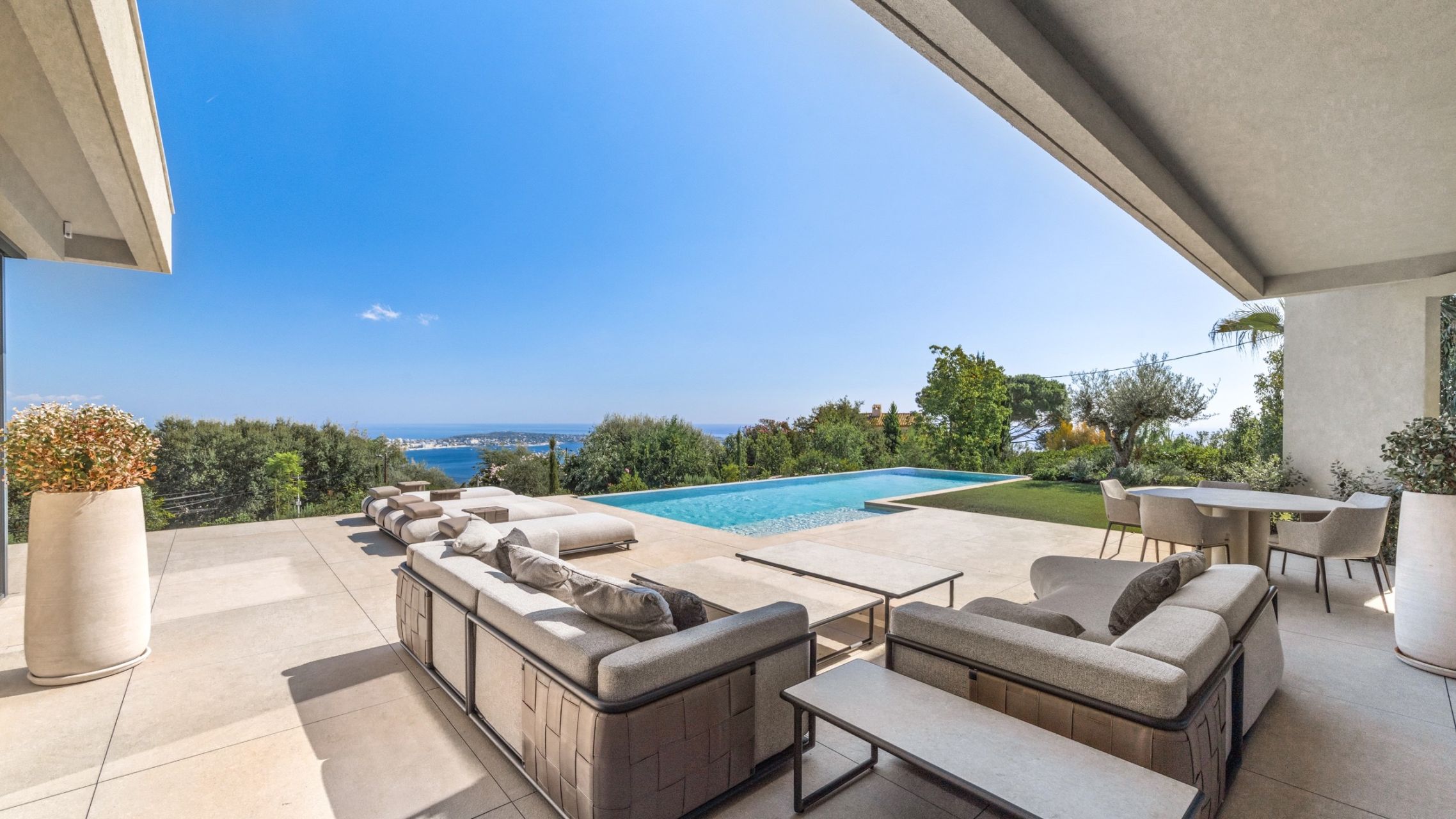 maison contemporaine 12 Pièces en vente sur VALLAURIS (06220)
