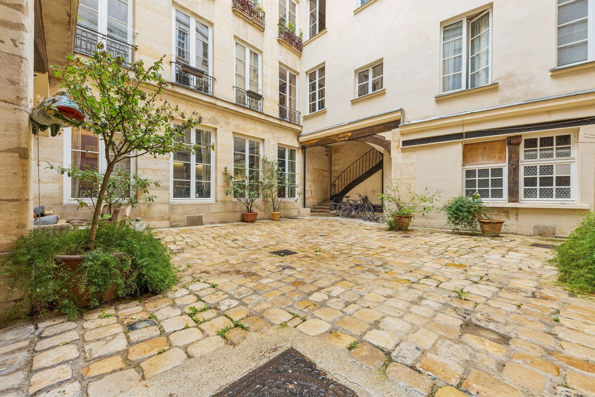 luxury apartment 5 Rooms for sale on PARIS (75004)