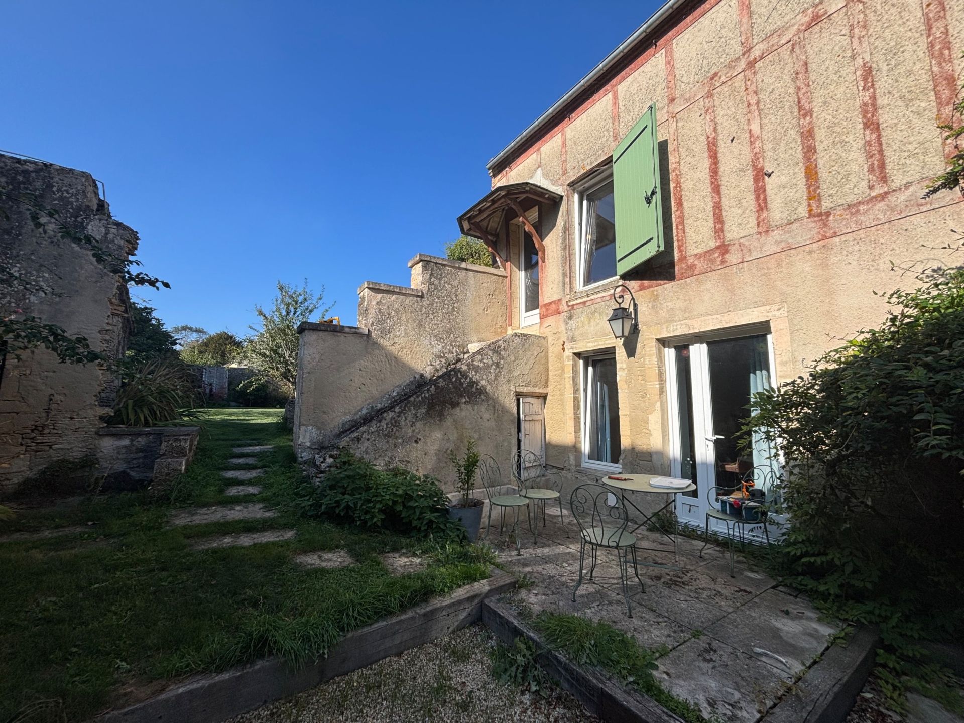 luxury house 6 Rooms for sale on CREULLY SUR SEULLES (14480)