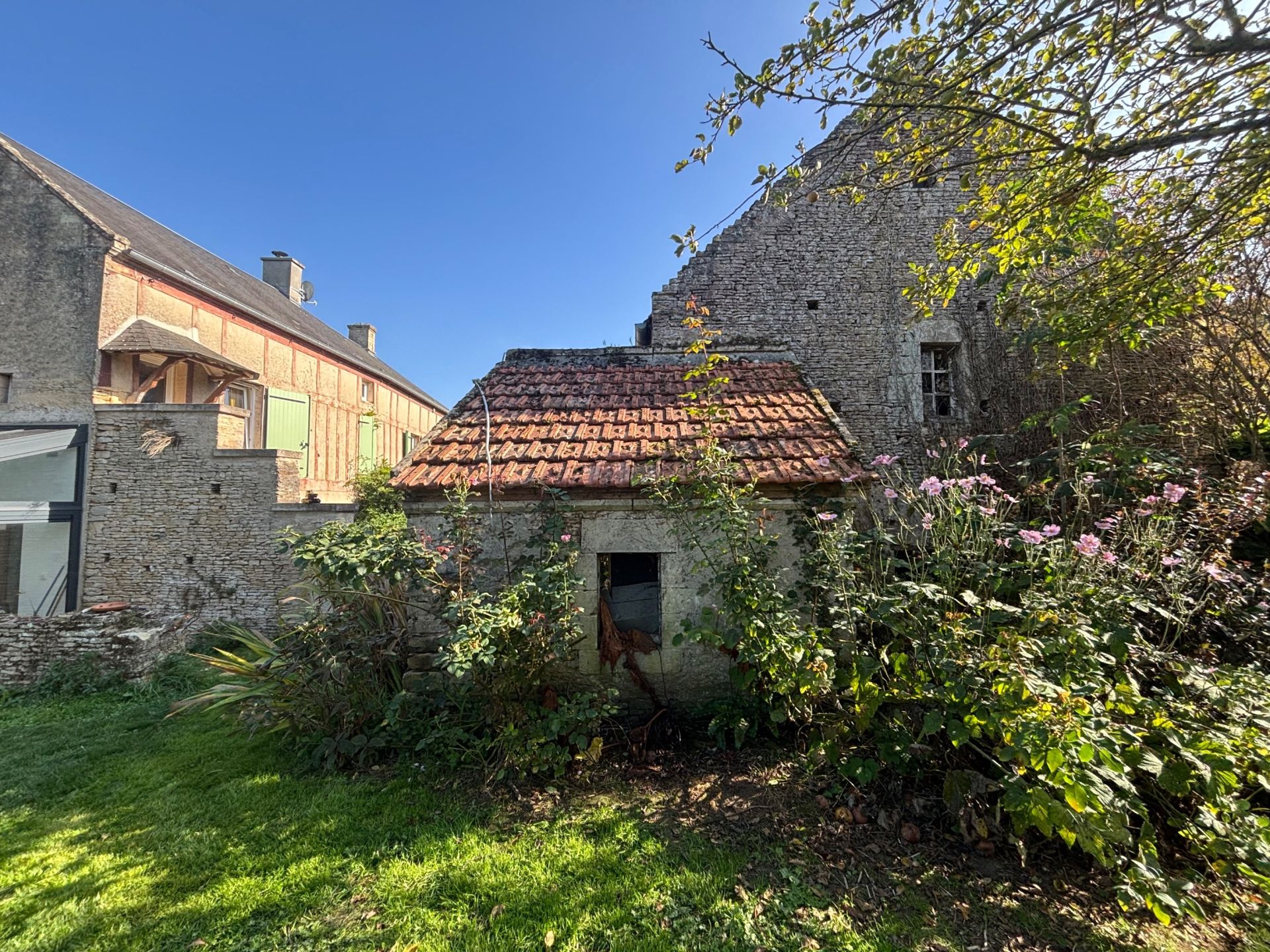 luxury house 6 Rooms for sale on CREULLY SUR SEULLES (14480)