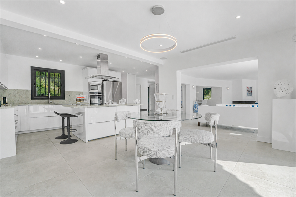 maison contemporaine 10 Pièces en vente sur MOUGINS (06250)