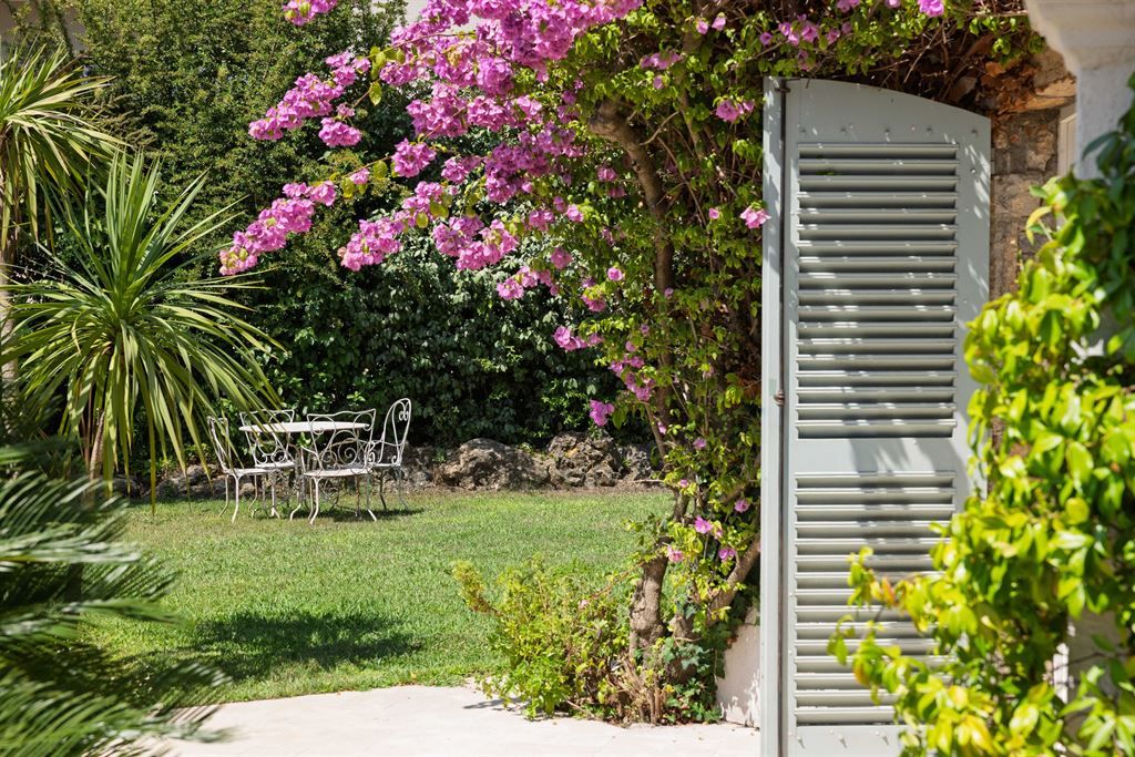 luxury villa 7 Rooms for sale on MOUGINS (06250)