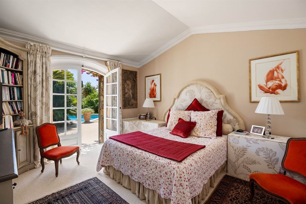 luxury villa 7 Rooms for sale on MOUGINS (06250)