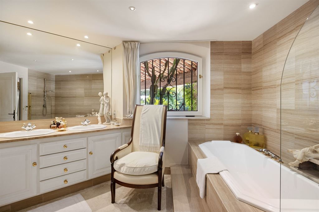 luxury villa 7 Rooms for sale on MOUGINS (06250)