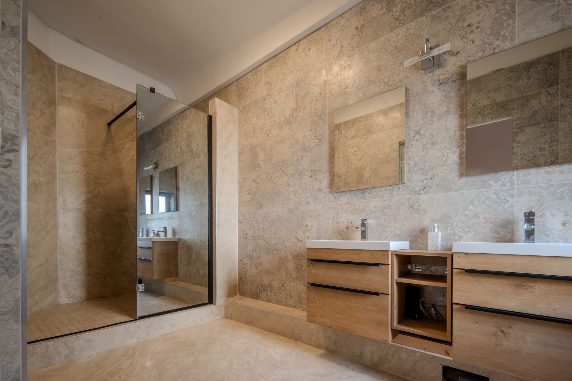 luxury house 5 Rooms for sale on NARBONNE (11100)