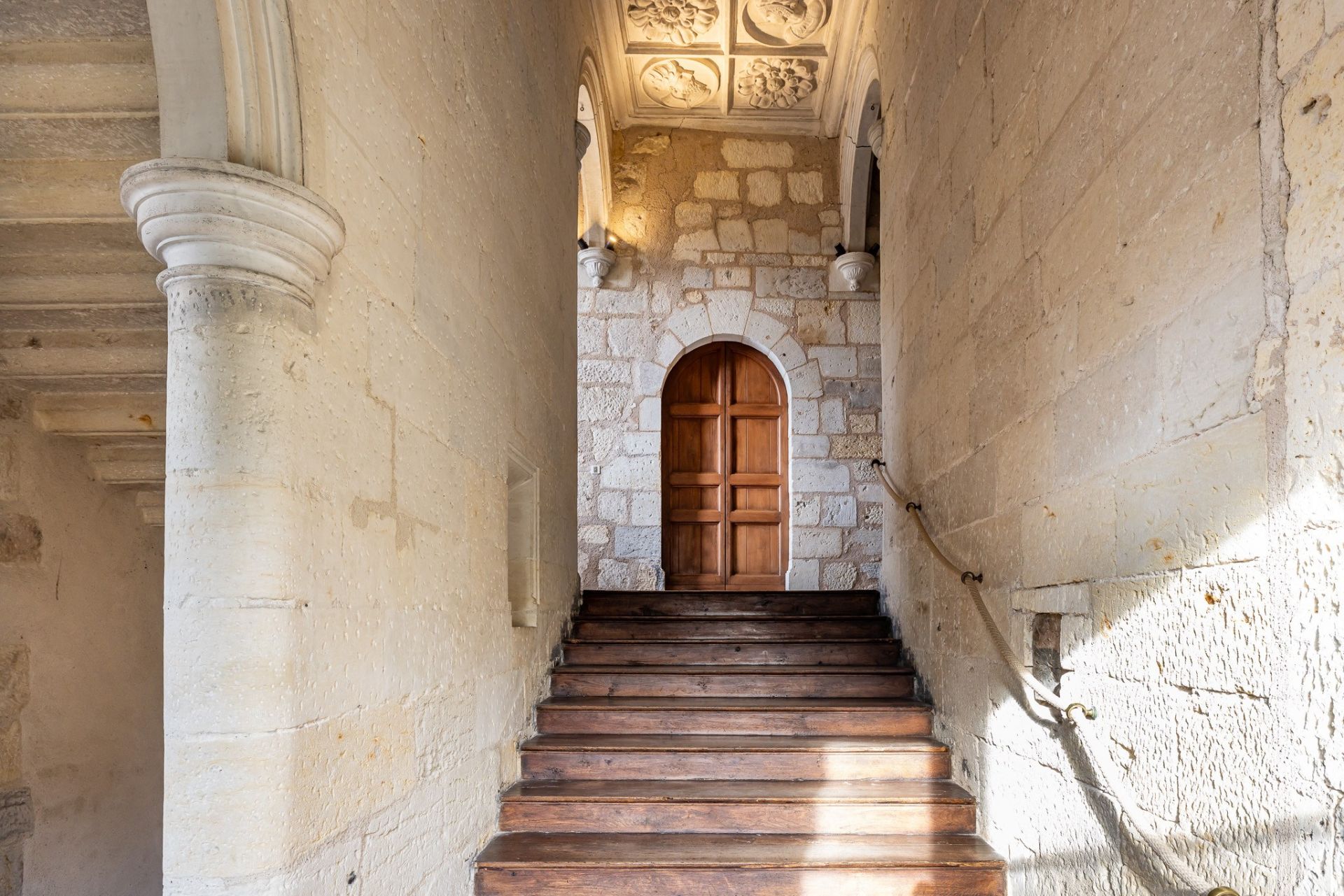 luxury house 13 Rooms for sale on PERIGUEUX (24000)