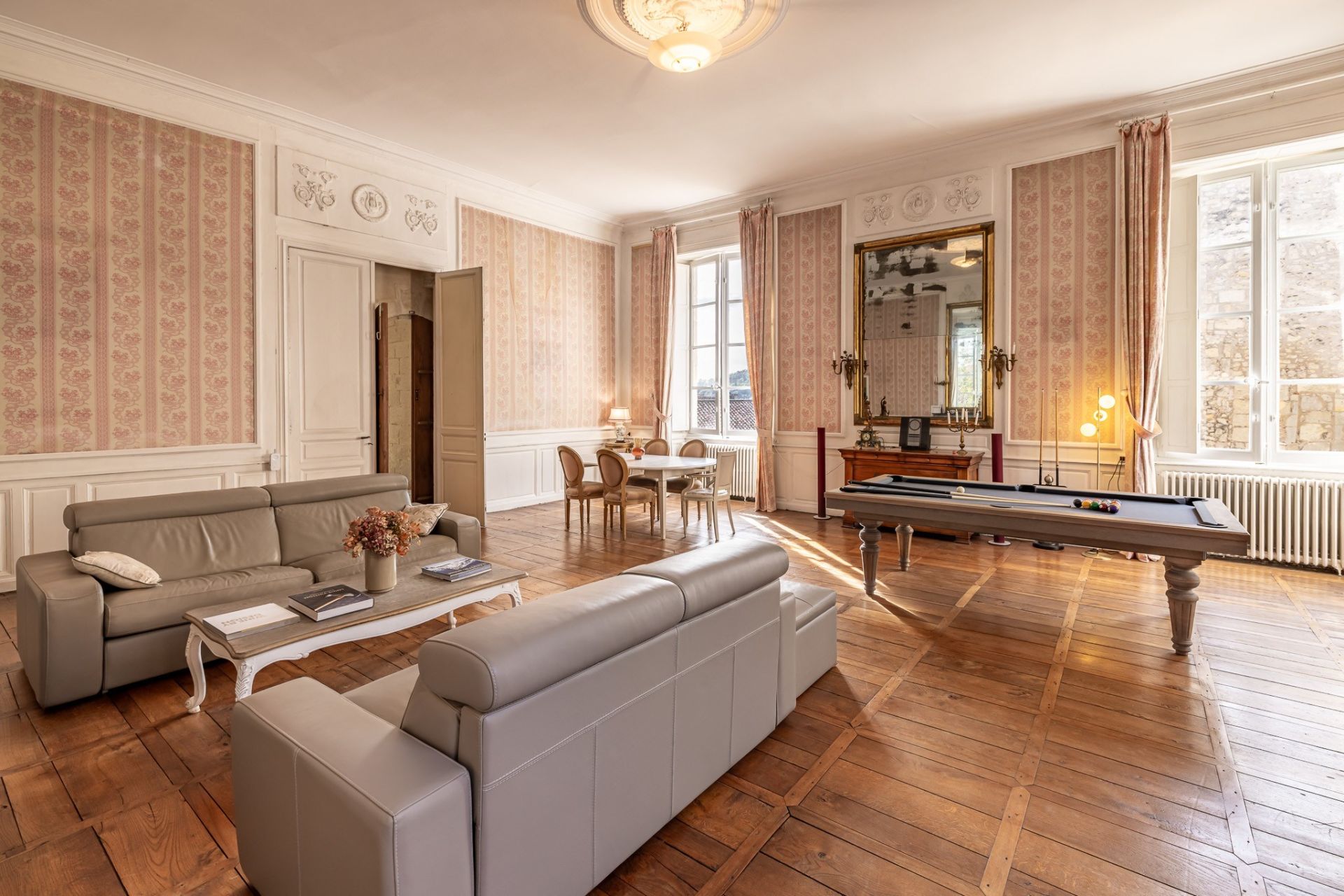 luxury house 13 Rooms for sale on PERIGUEUX (24000)