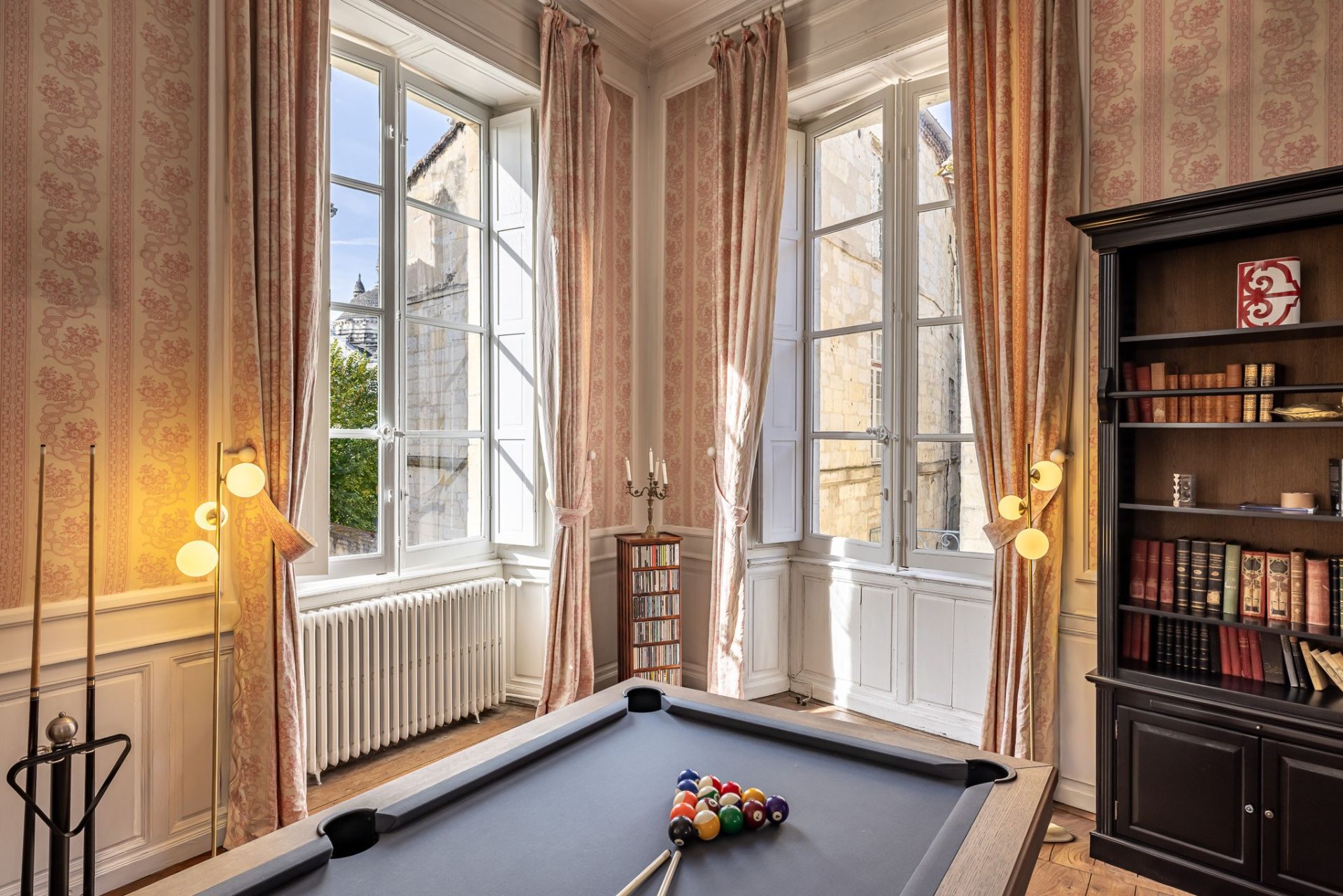 luxury house 13 Rooms for sale on PERIGUEUX (24000)