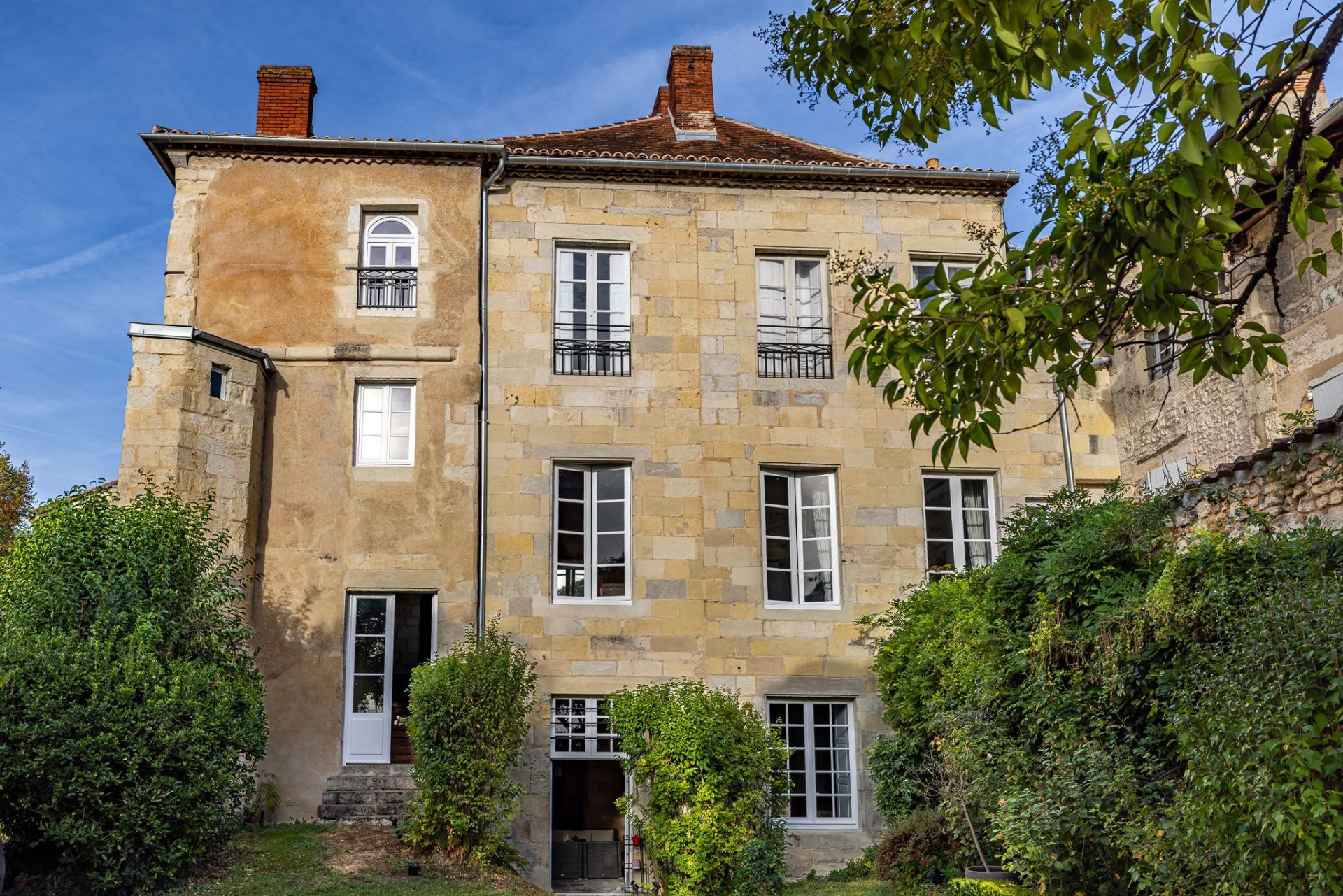 luxury house 13 Rooms for sale on PERIGUEUX (24000)