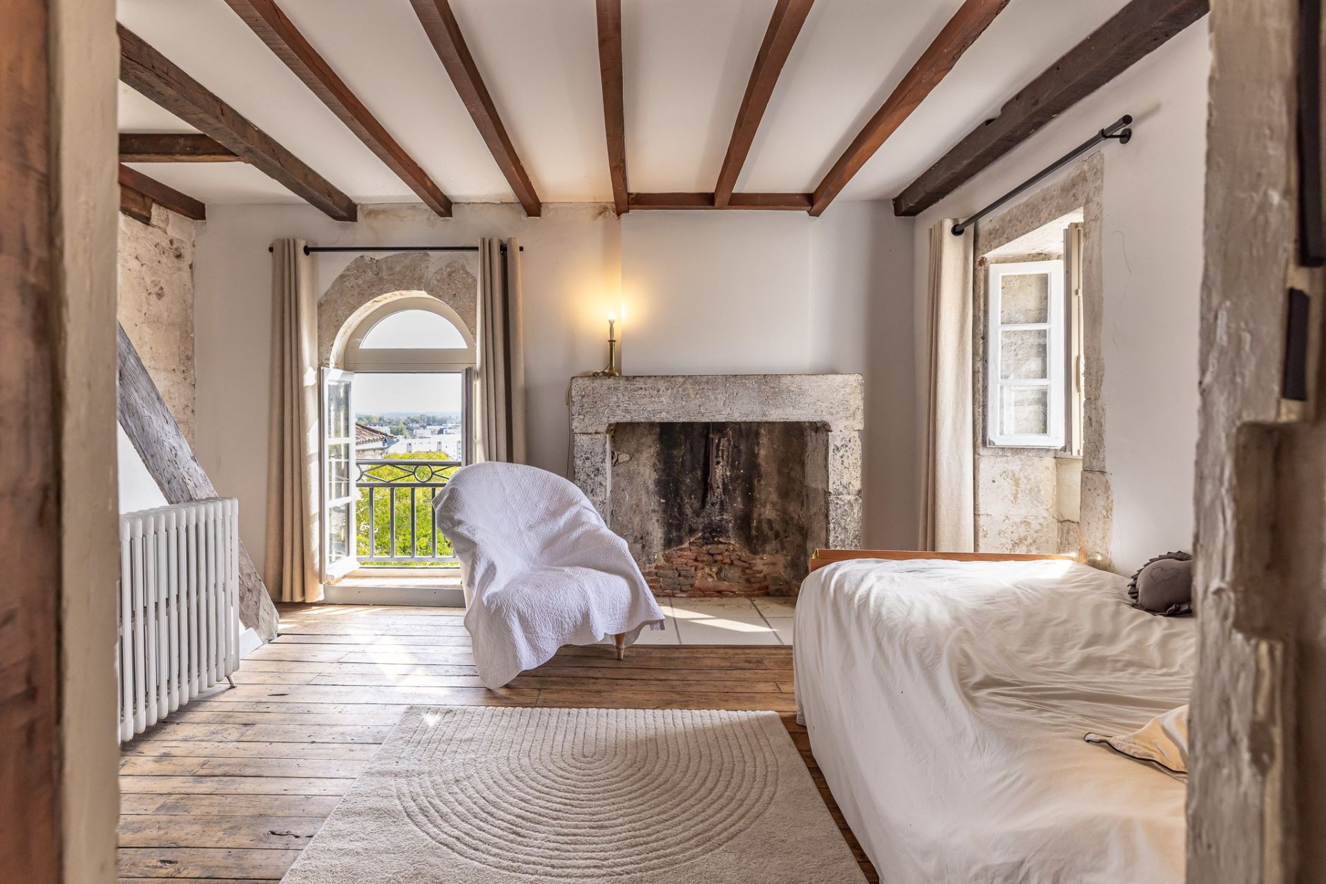 luxury house 13 Rooms for sale on PERIGUEUX (24000)