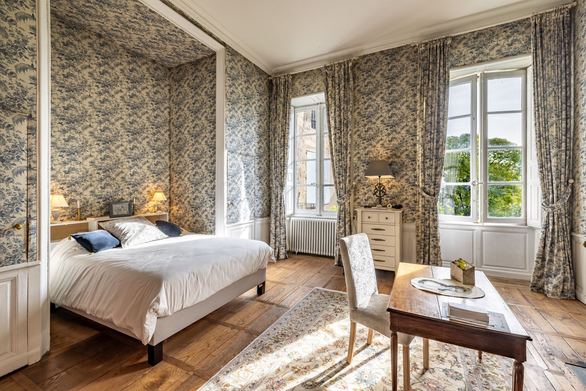 luxury house 13 Rooms for sale on PERIGUEUX (24000)