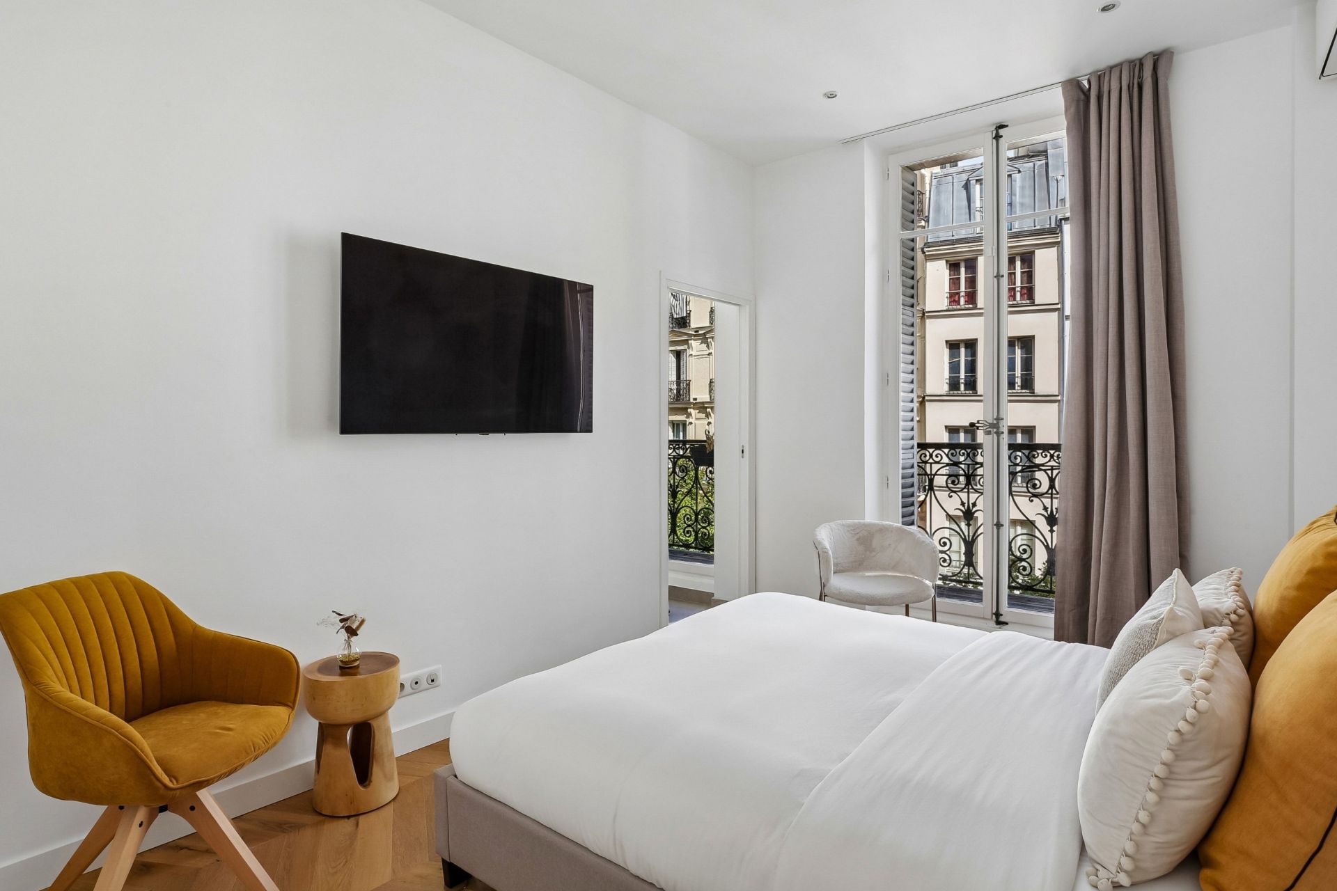 luxury apartment 5 Rooms for sale on PARIS (75001)