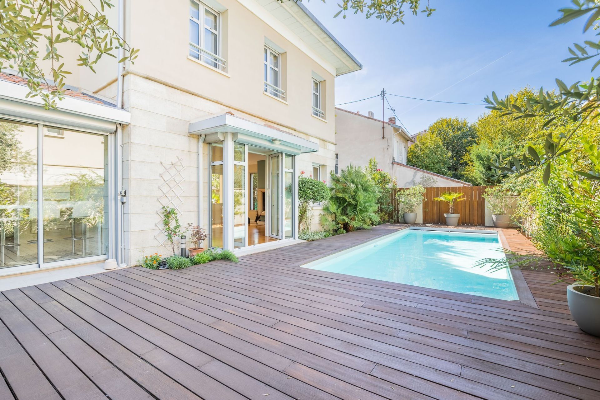 luxury house 8 Rooms for sale on BORDEAUX (33200)