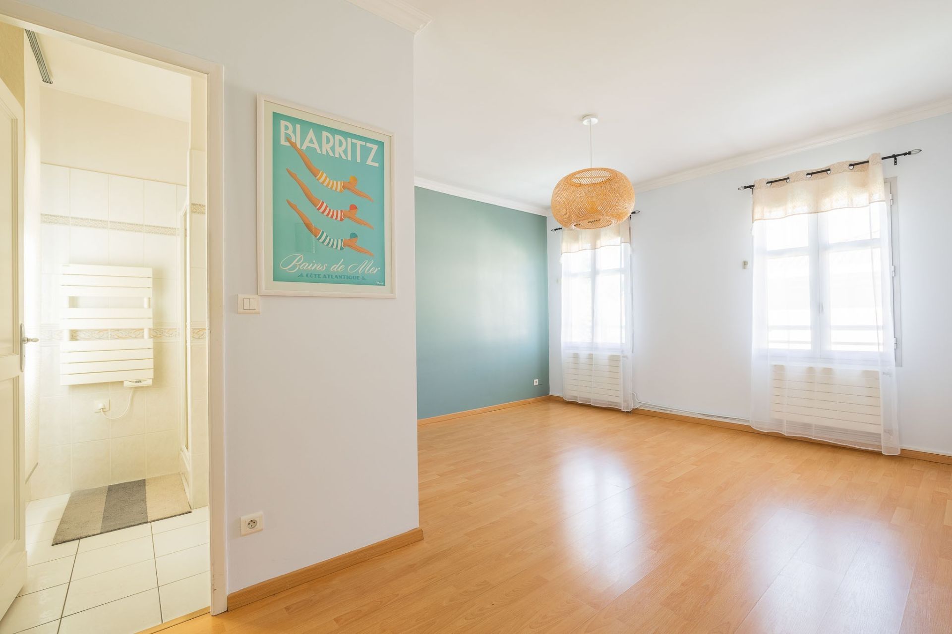 luxury house 8 Rooms for sale on BORDEAUX (33200)