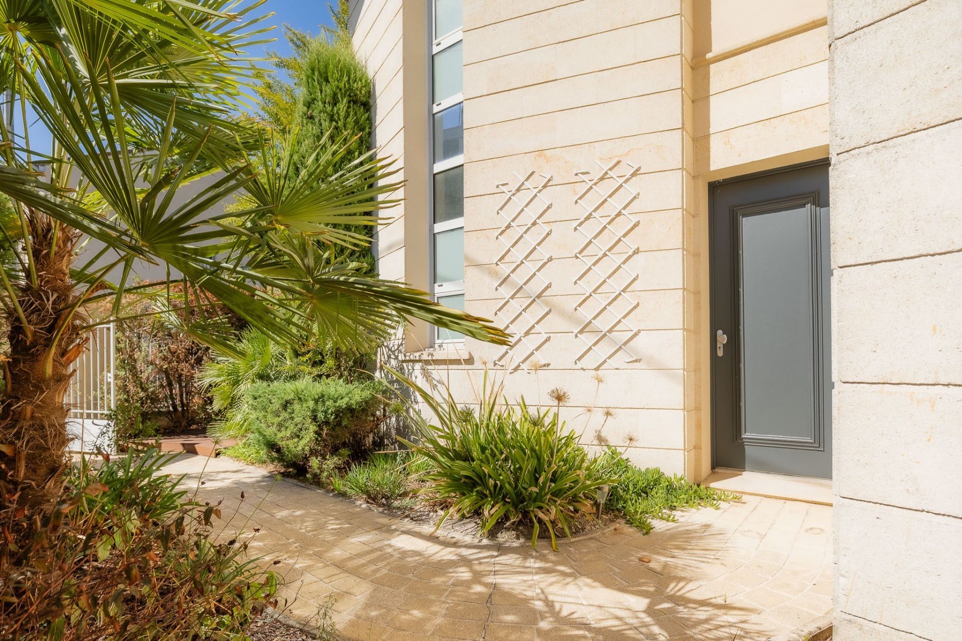 luxury house 8 Rooms for sale on BORDEAUX (33200)