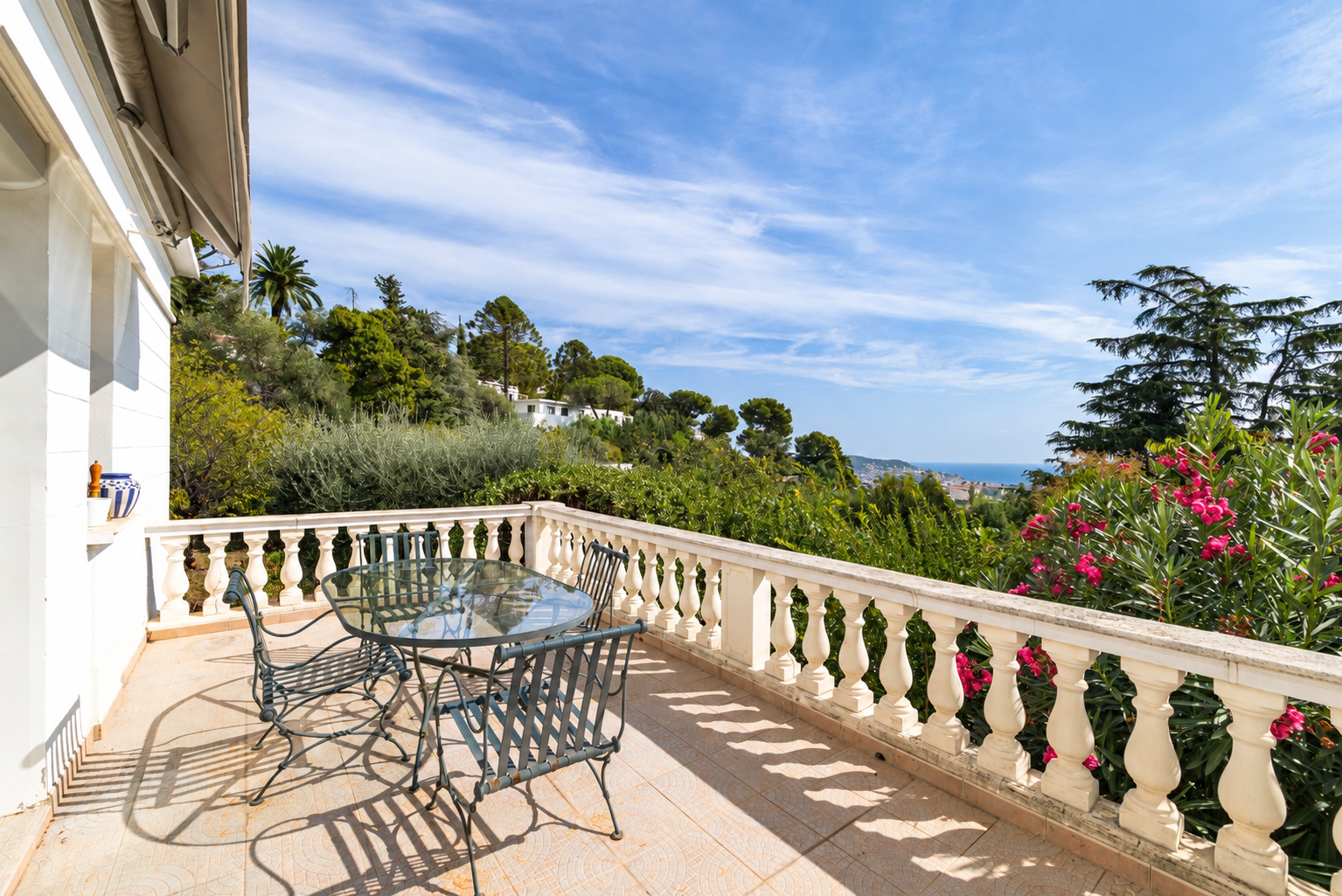 luxury villa 4 Rooms for sale on NICE (06000)