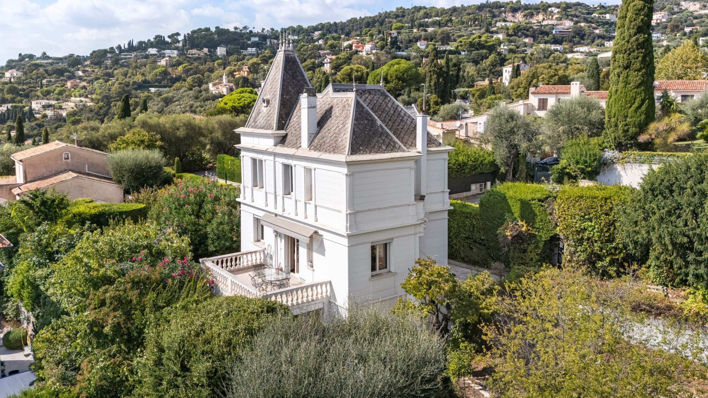 luxury villa 4 Rooms for sale on NICE (06000)