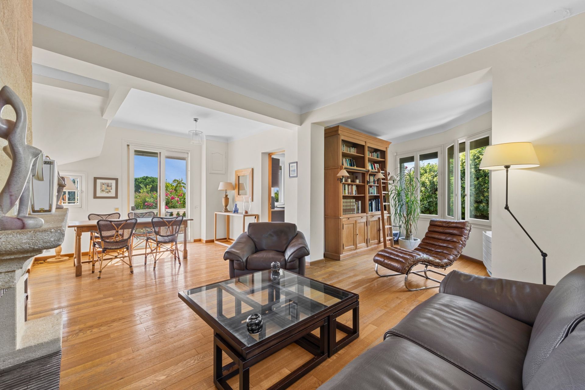 luxury villa 4 Rooms for sale on NICE (06000)