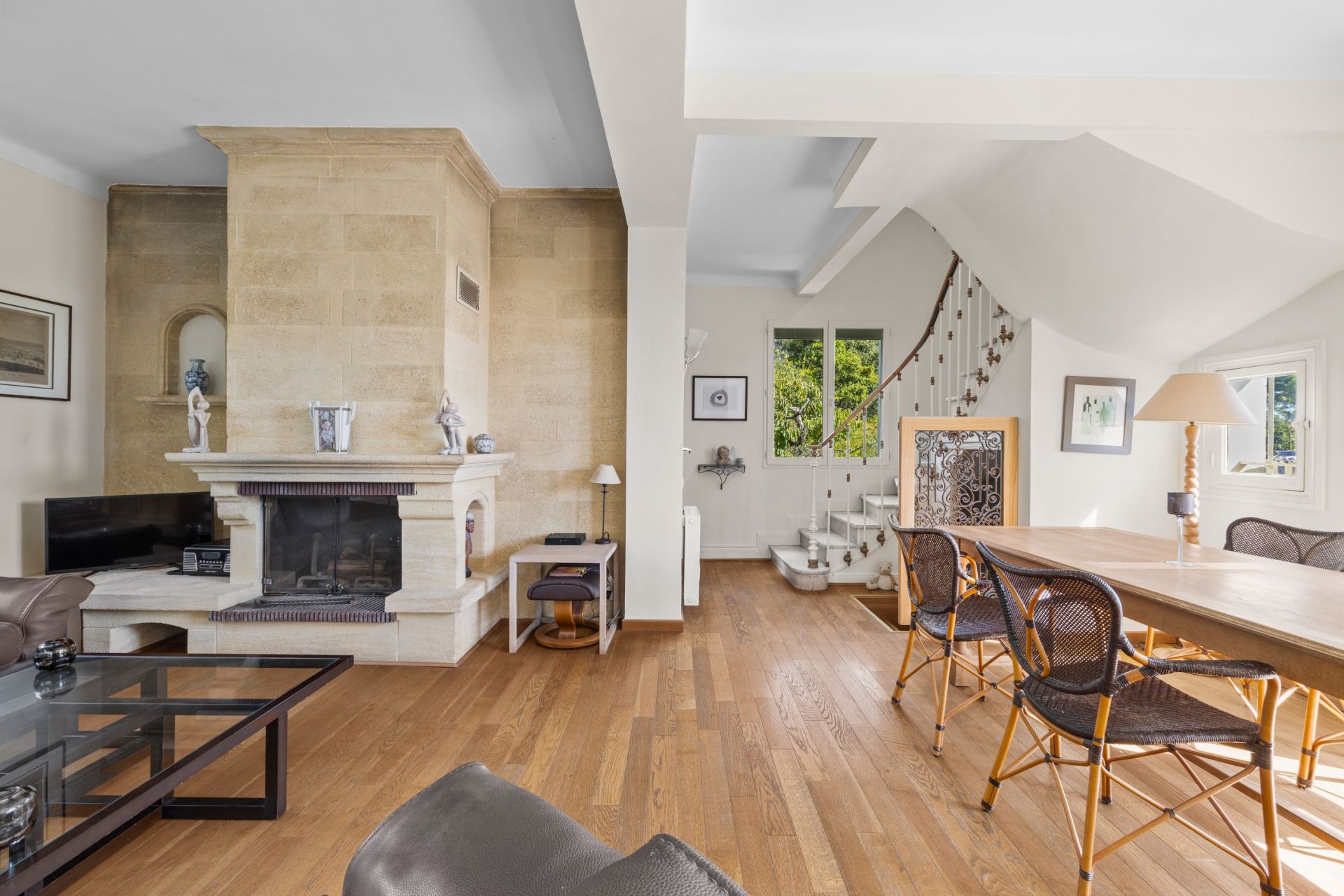 luxury villa 4 Rooms for sale on NICE (06000)