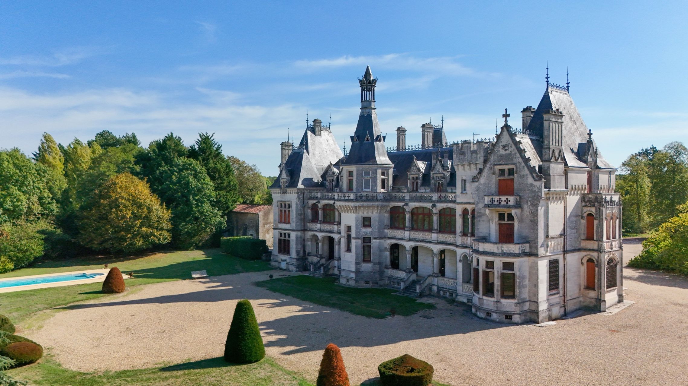 château 23 Pièces en vente sur FONTCOUVERTE (17100)