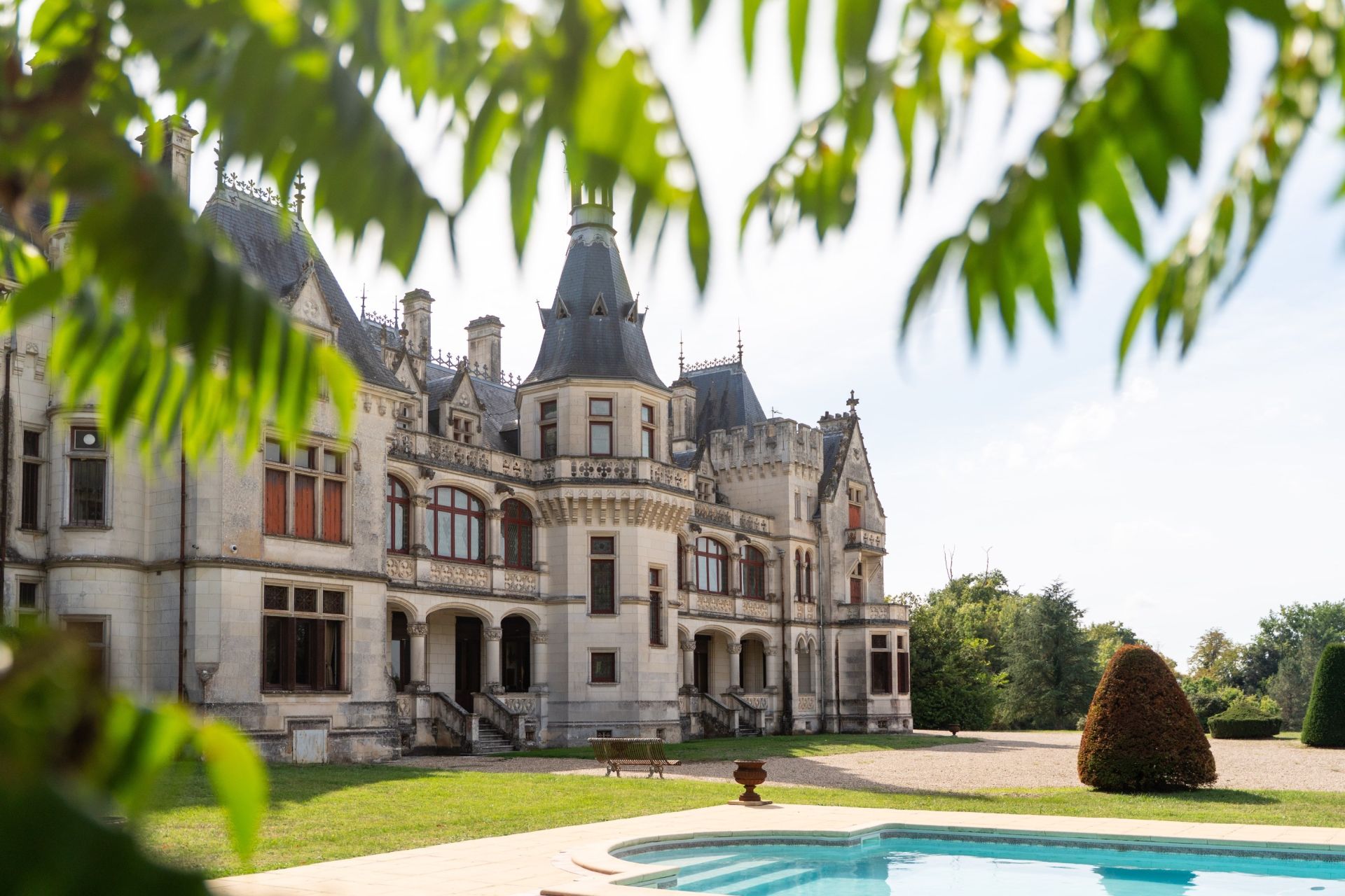 château 23 Pièces en vente sur FONTCOUVERTE (17100)