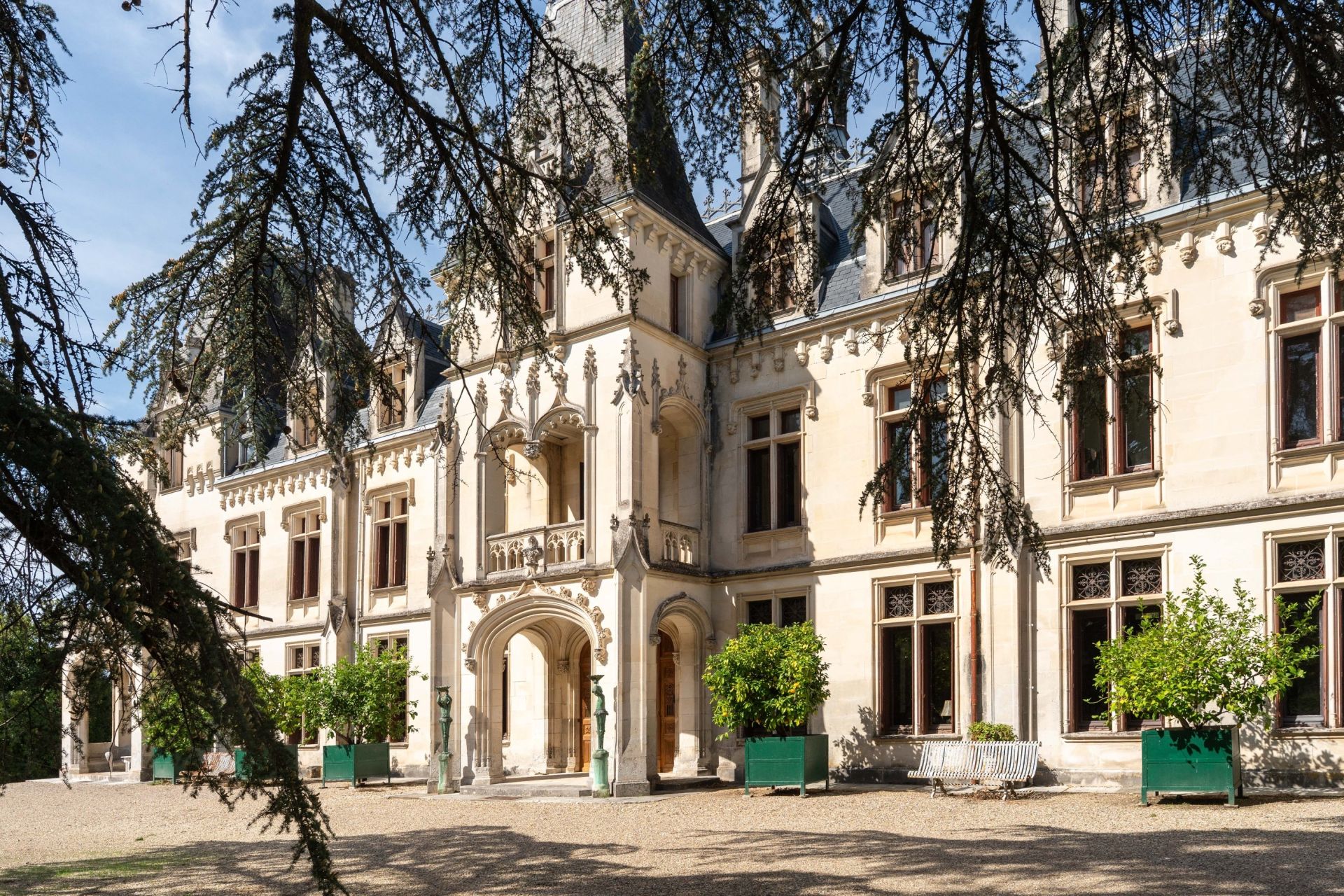 château 23 Pièces en vente sur FONTCOUVERTE (17100)