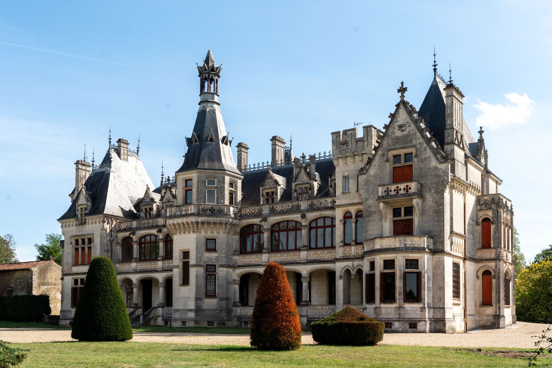 château 23 Pièces en vente sur FONTCOUVERTE (17100)