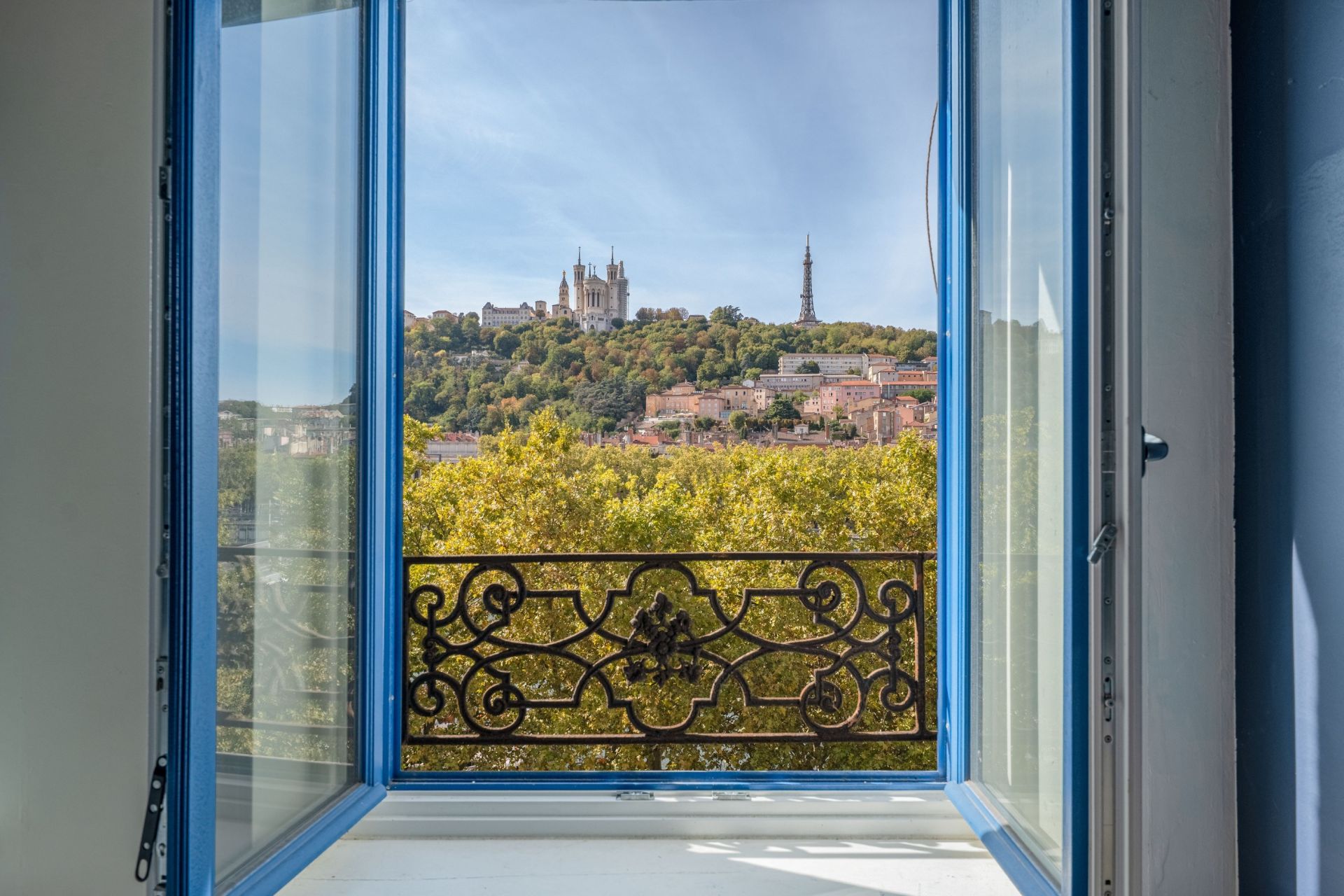 luxury apartment 6 Rooms for sale on LYON (69002)