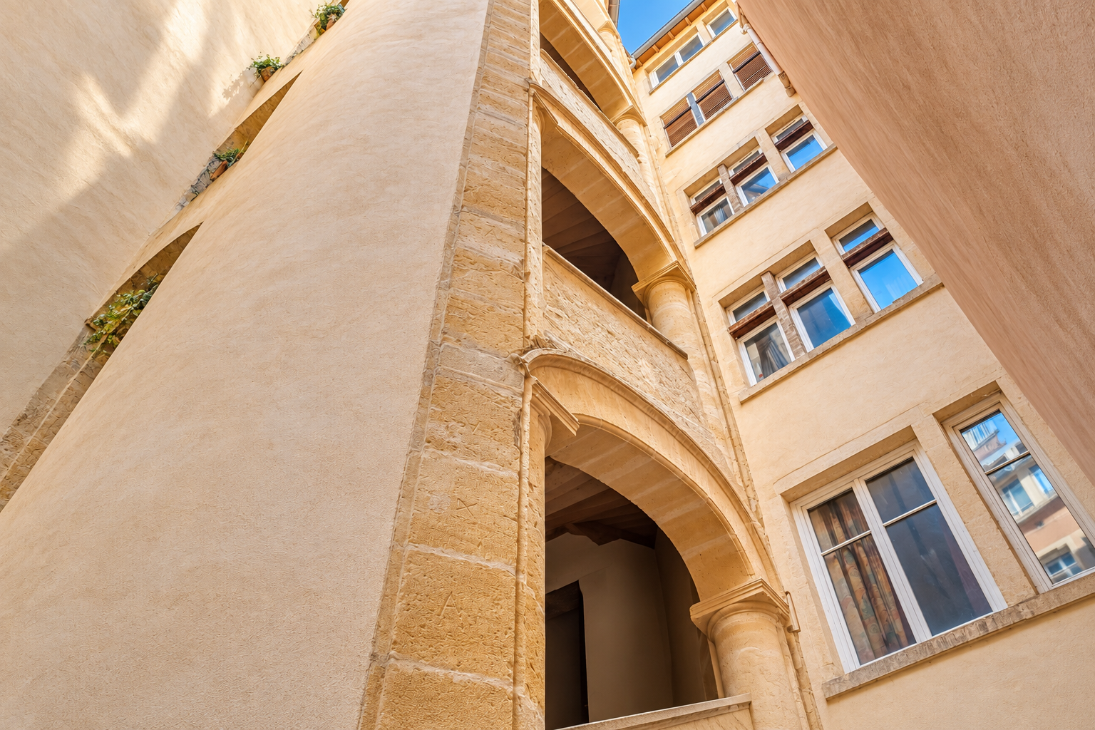 luxury apartment 6 Rooms for sale on LYON (69002)