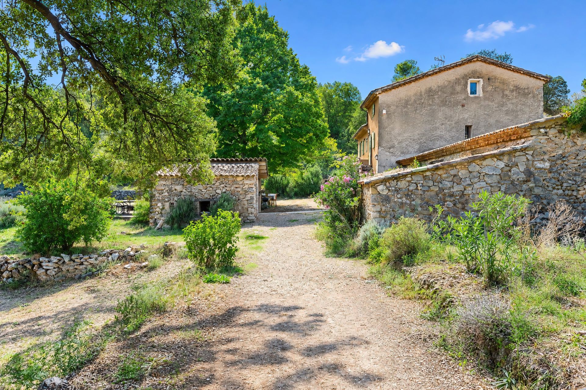 propriété de luxe 10 Pièces en vente sur COTIGNAC (83570)