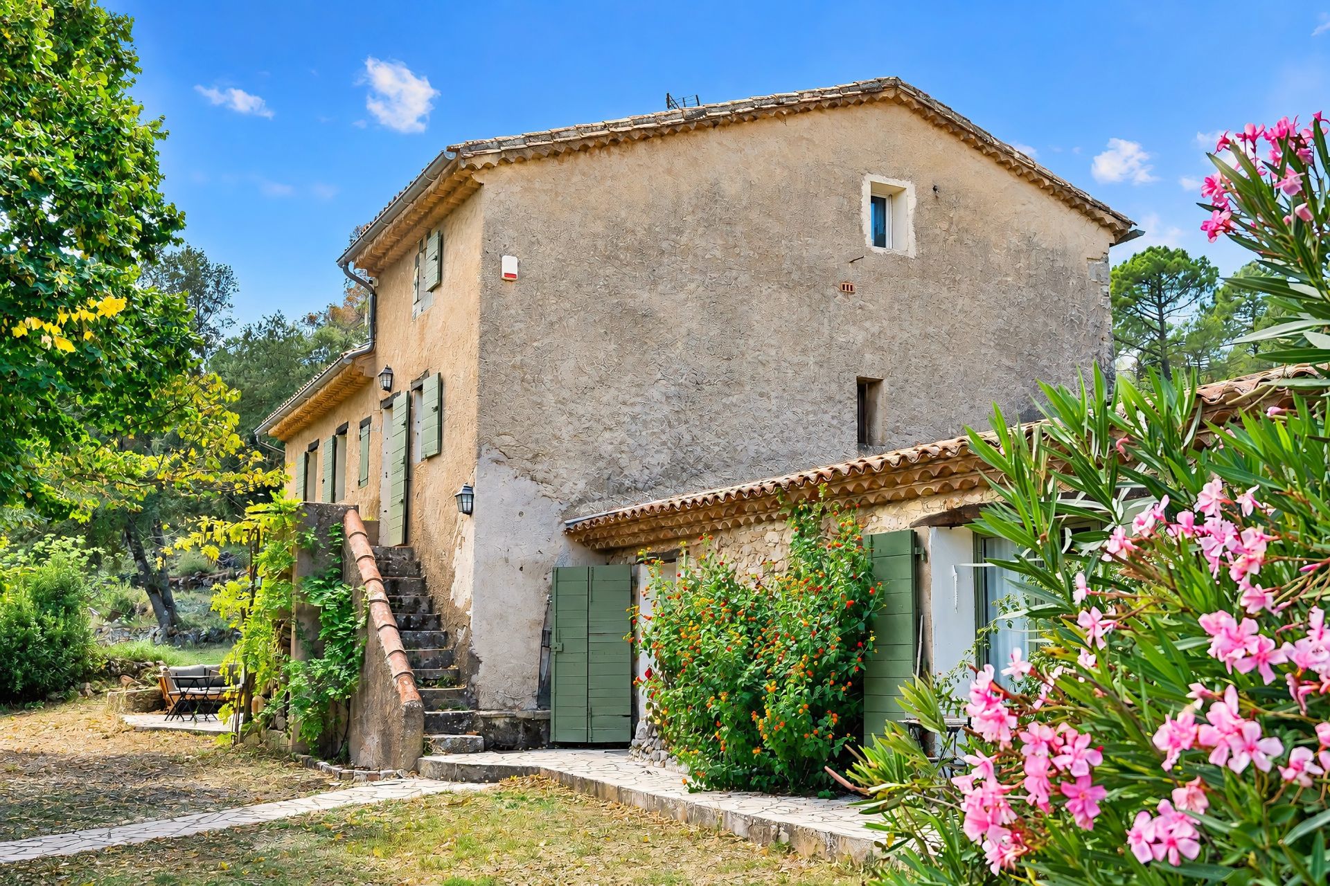 propriété de luxe 10 Pièces en vente sur COTIGNAC (83570)