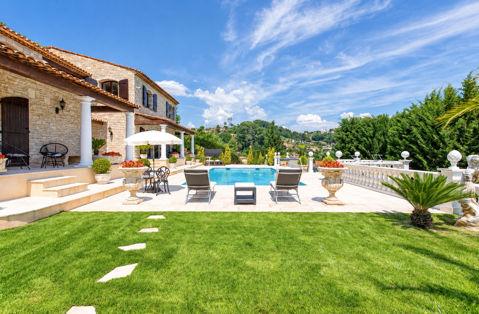luxury villa 5 Rooms for sale on CAGNES SUR MER (06800)