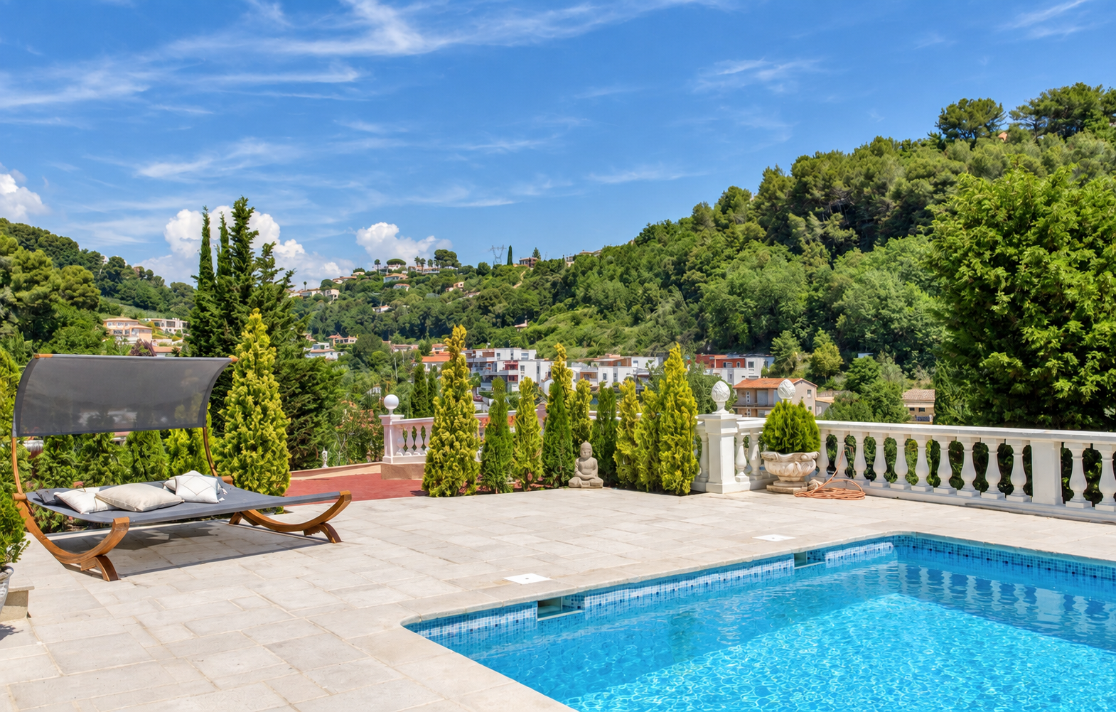 luxury villa 5 Rooms for sale on CAGNES SUR MER (06800)